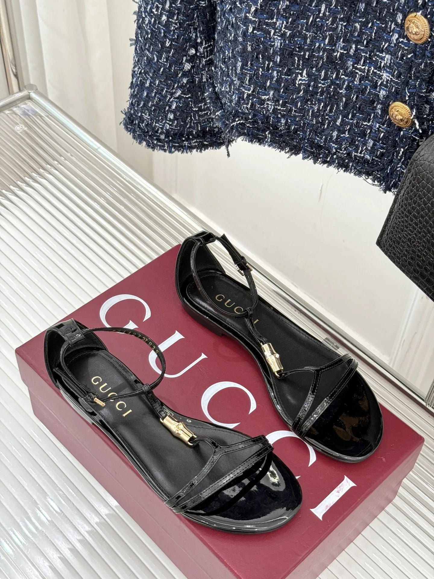 Gucci新作竹製バックル黒フラットサンダル - 画像 (4)