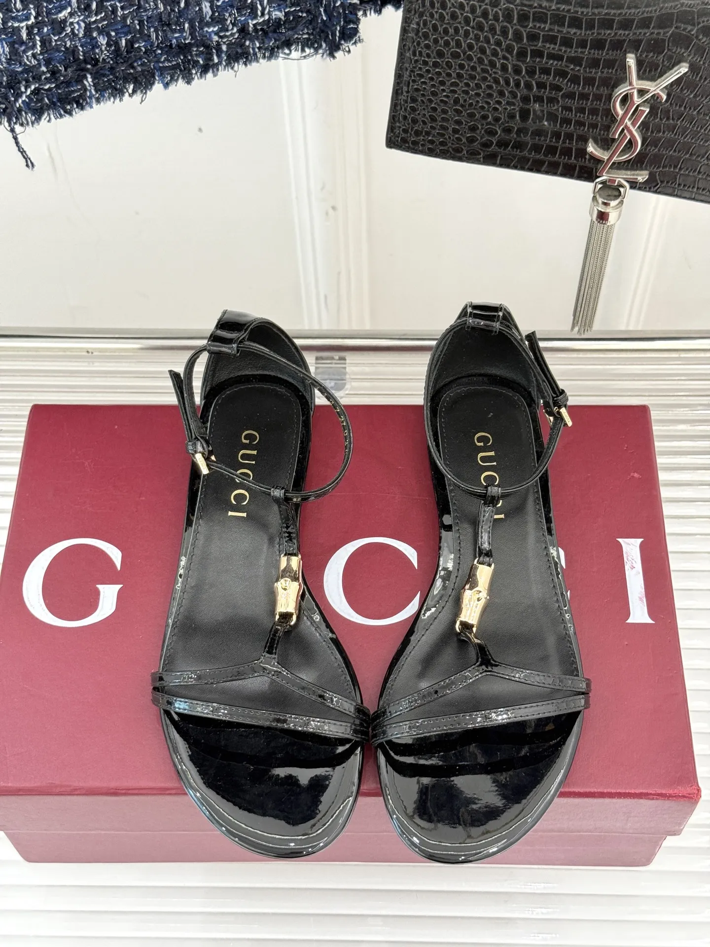 Gucci新作竹製バックル黒フラットサンダル - 画像 (5)