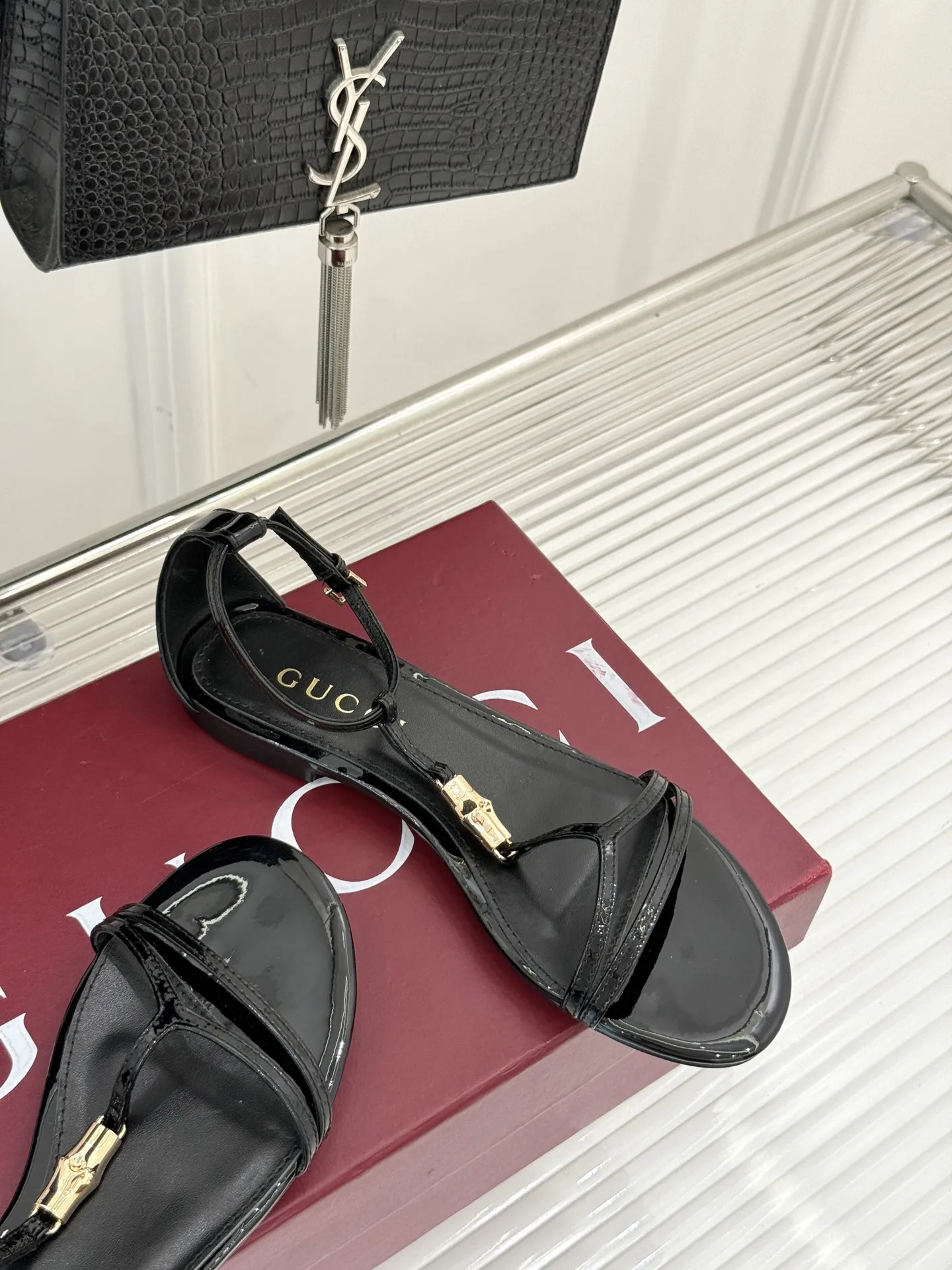 Gucci新作竹製バックル黒フラットサンダル - 画像 (6)