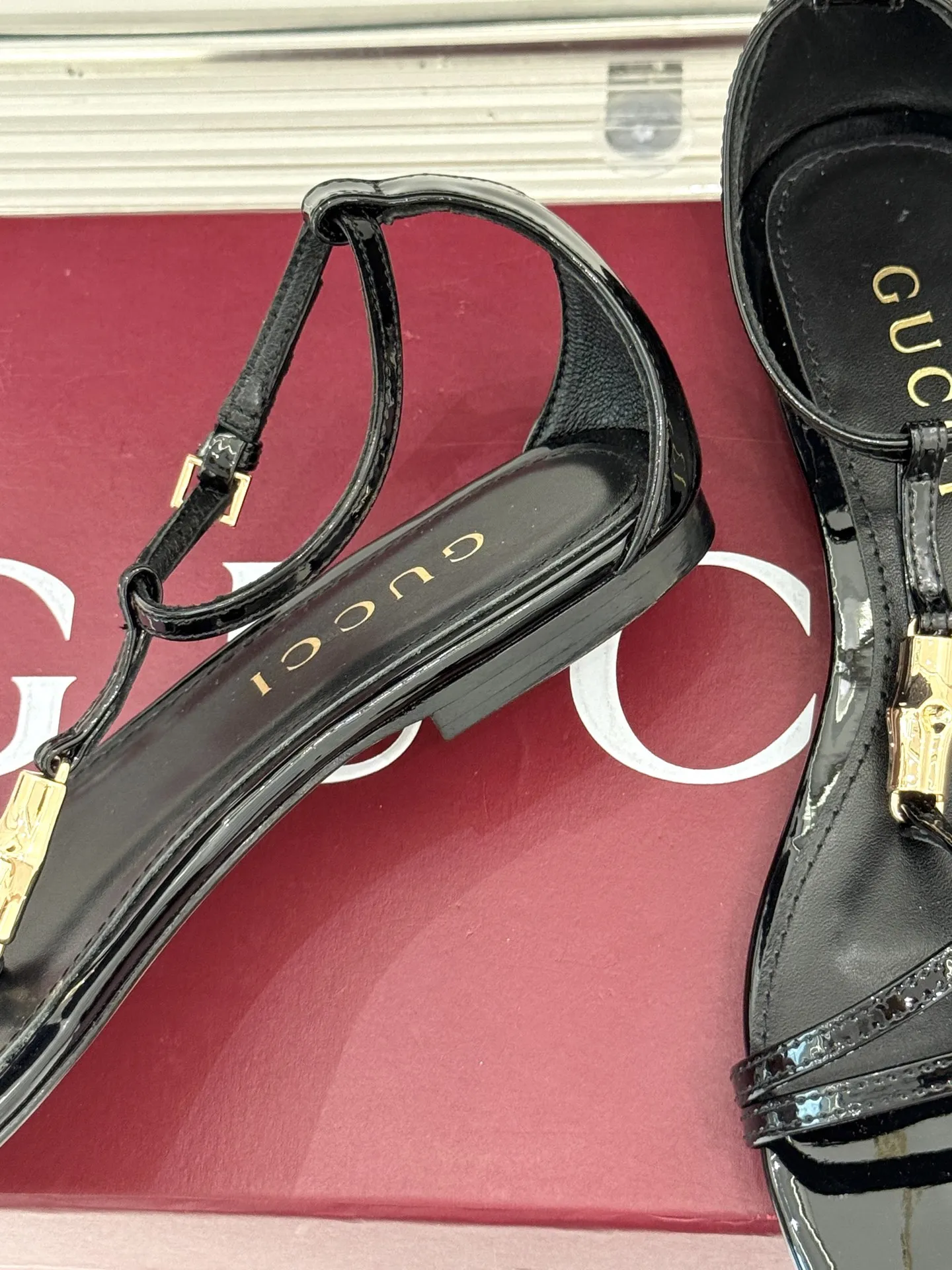 Gucci新作竹製バックル黒フラットサンダル - 画像 (7)