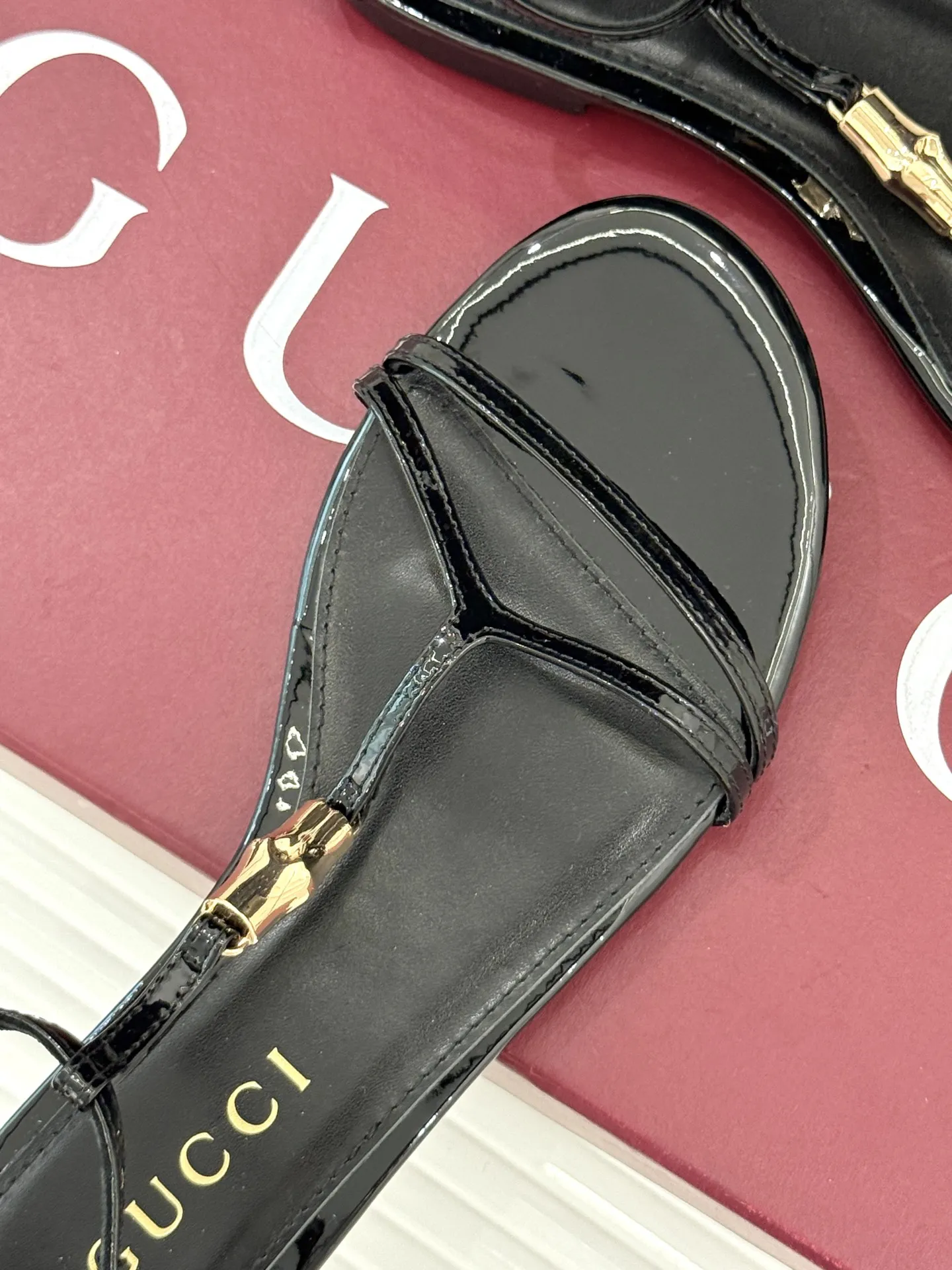 Gucci新作竹製バックル黒フラットサンダル - 画像 (8)