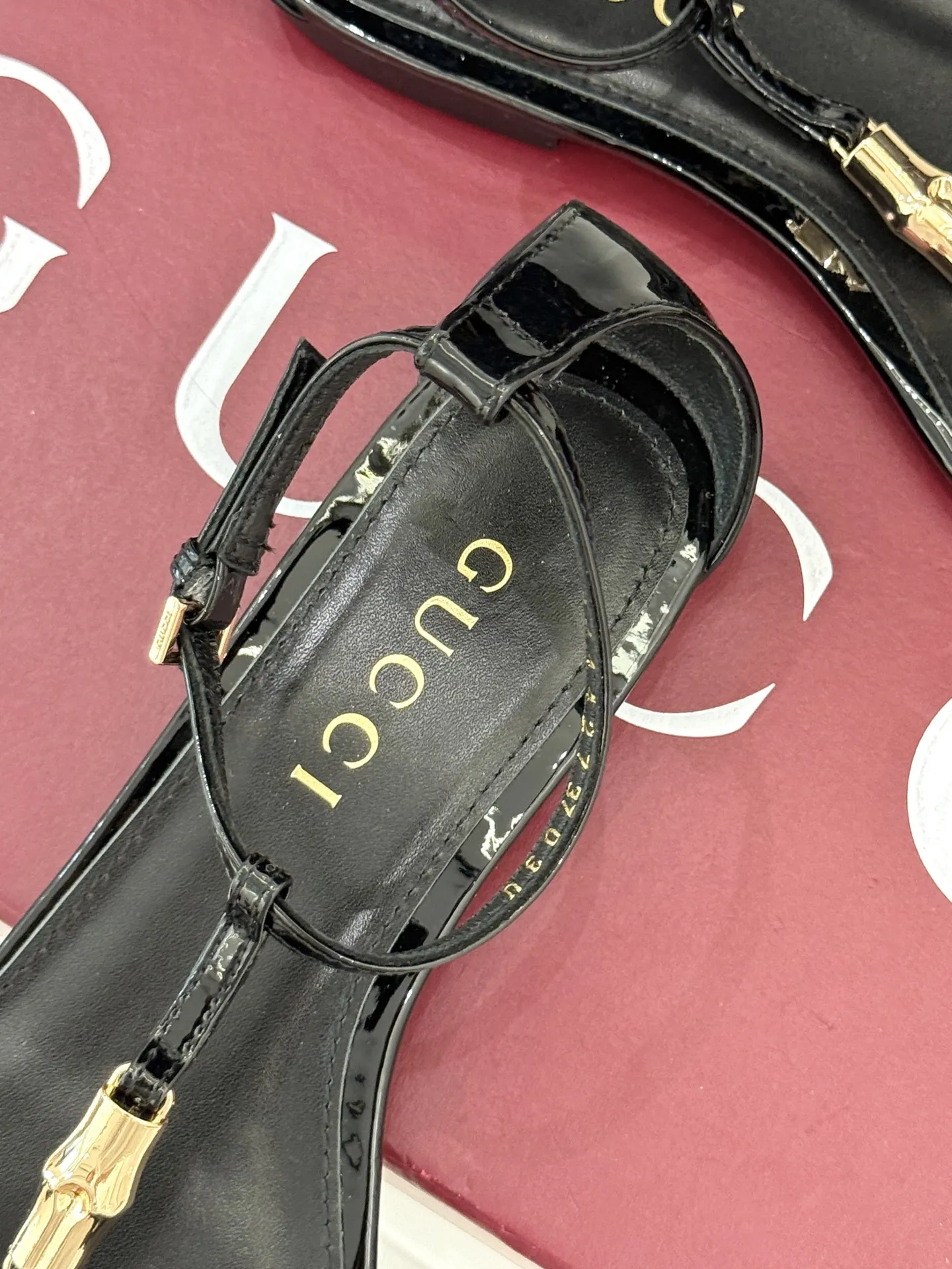 Gucci新作竹製バックル黒フラットサンダル - 画像 (9)