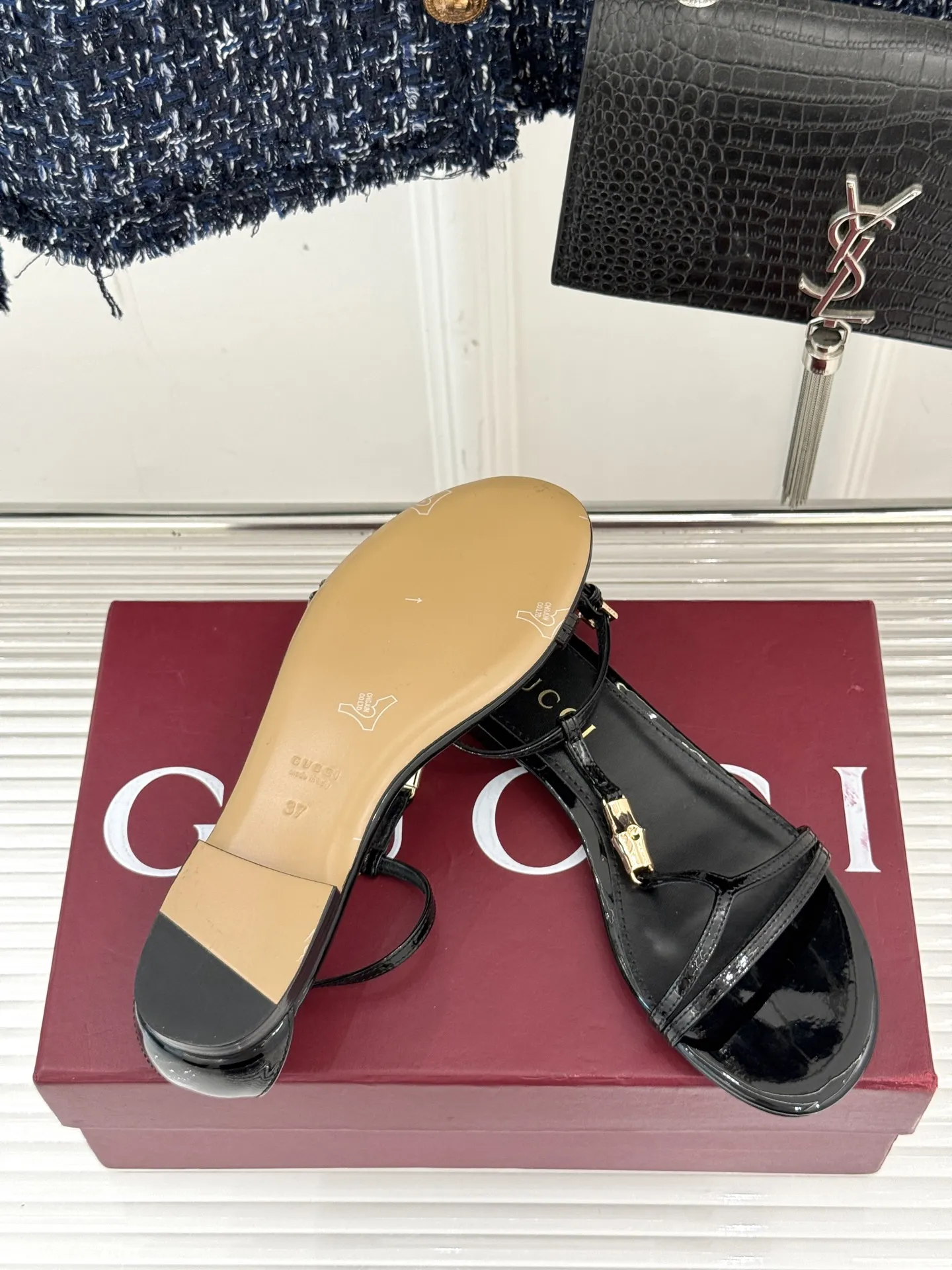 Gucci新作竹製バックル黒フラットサンダル - 画像 (10)