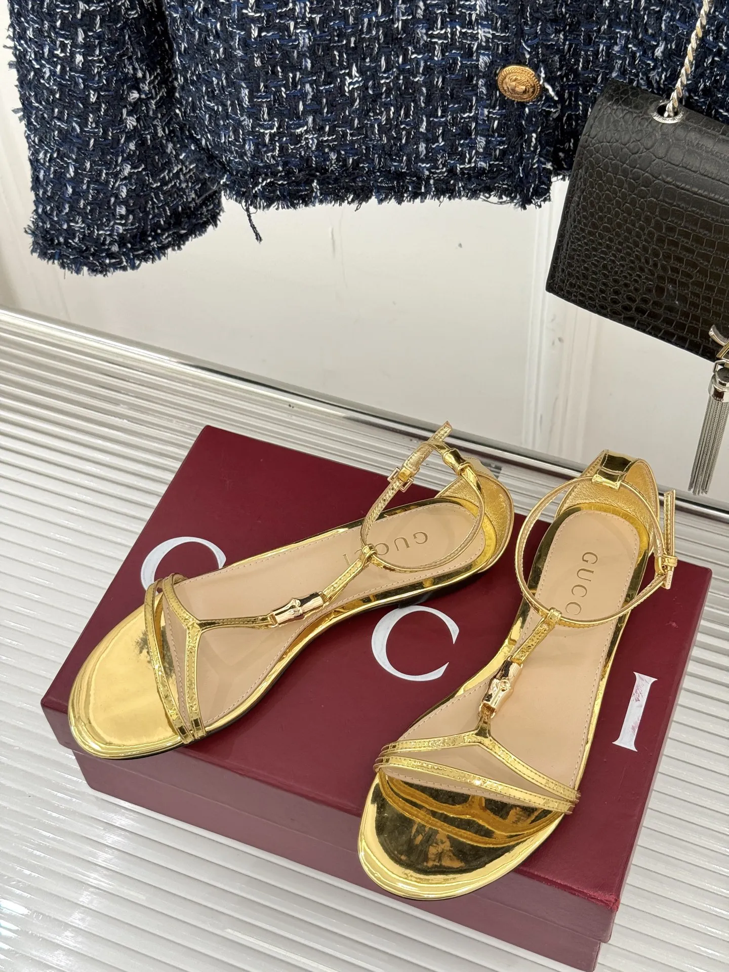 Gucci新作竹製バックルゴールドサンダル - 画像 (3)