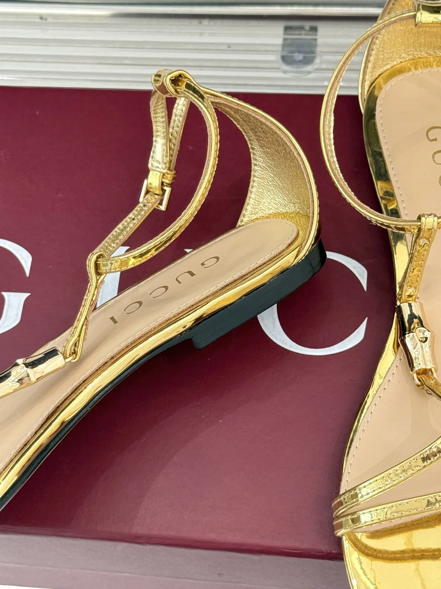 Gucci新作竹製バックルゴールドサンダル - 画像 (7)