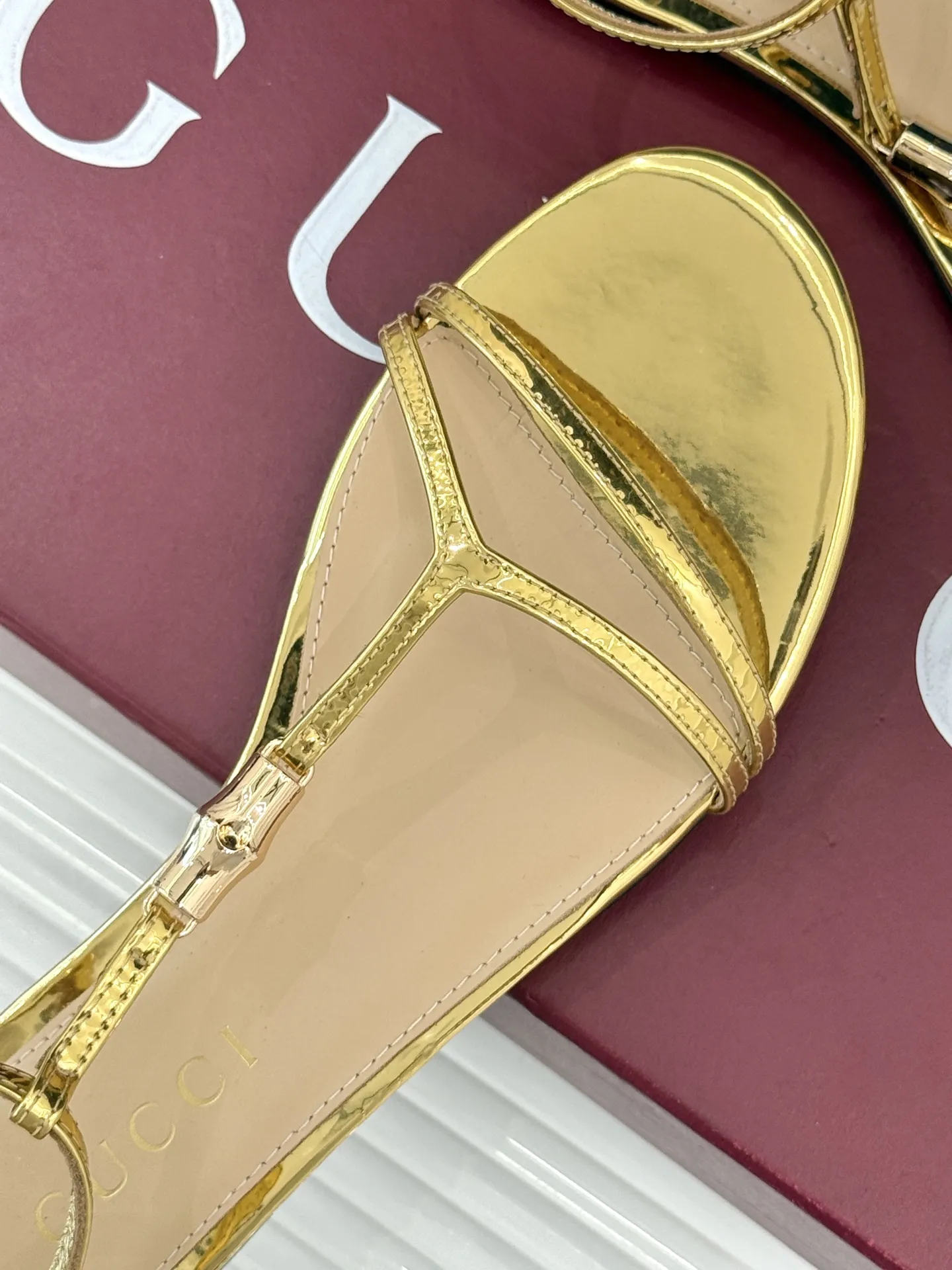 Gucci新作竹製バックルゴールドサンダル - 画像 (8)