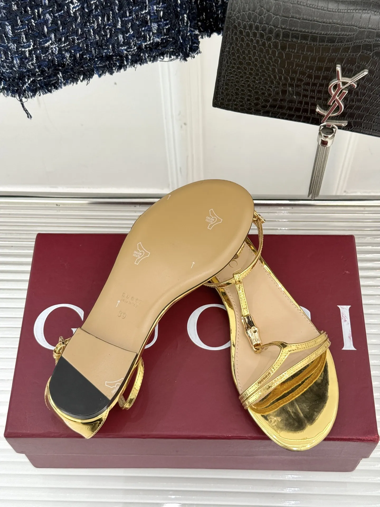 Gucci新作竹製バックルゴールドサンダル - 画像 (10)