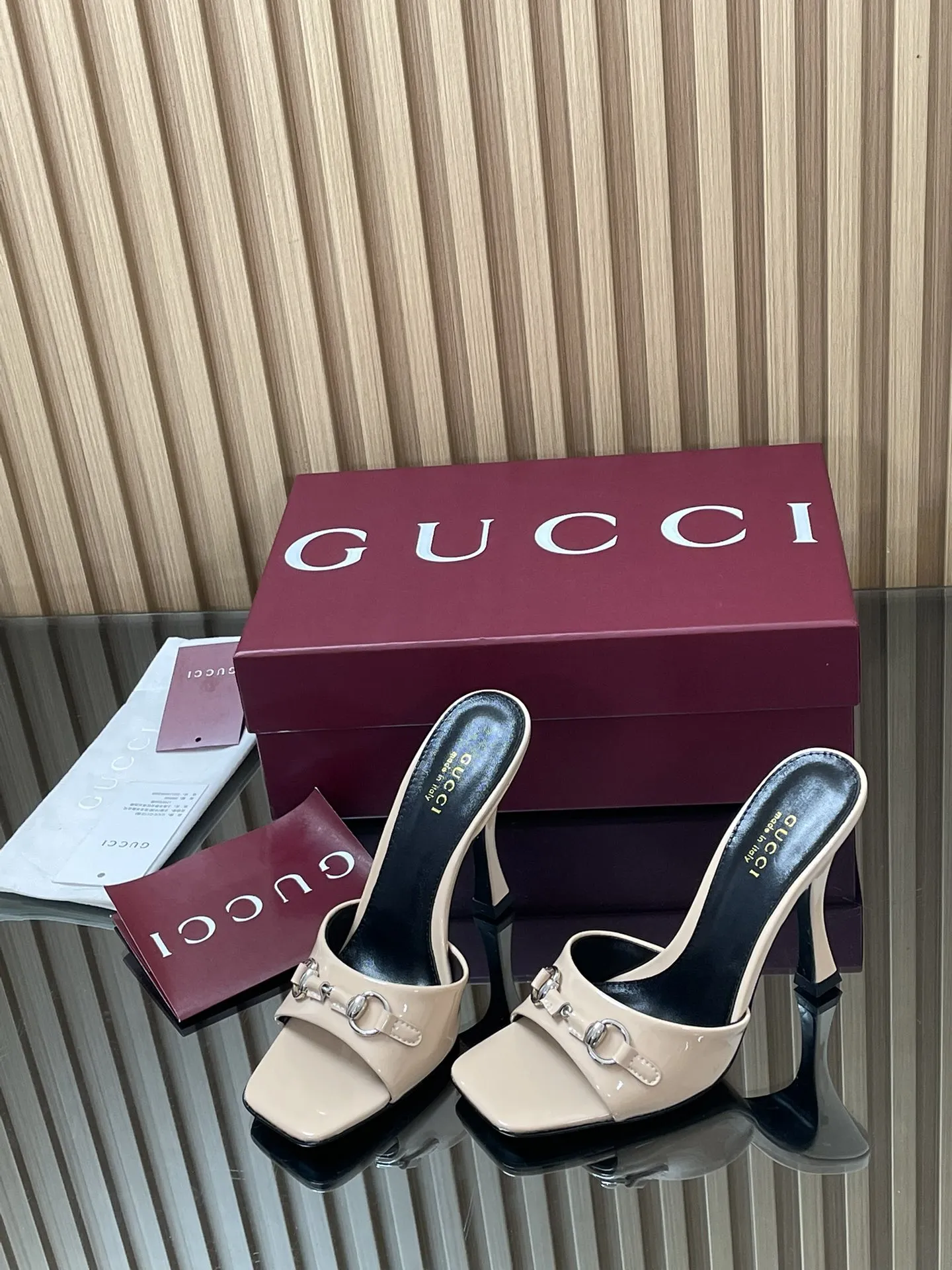 GUCCI パテントレザーハイヒールサンダル ベージュ 新作 - 画像 (4)