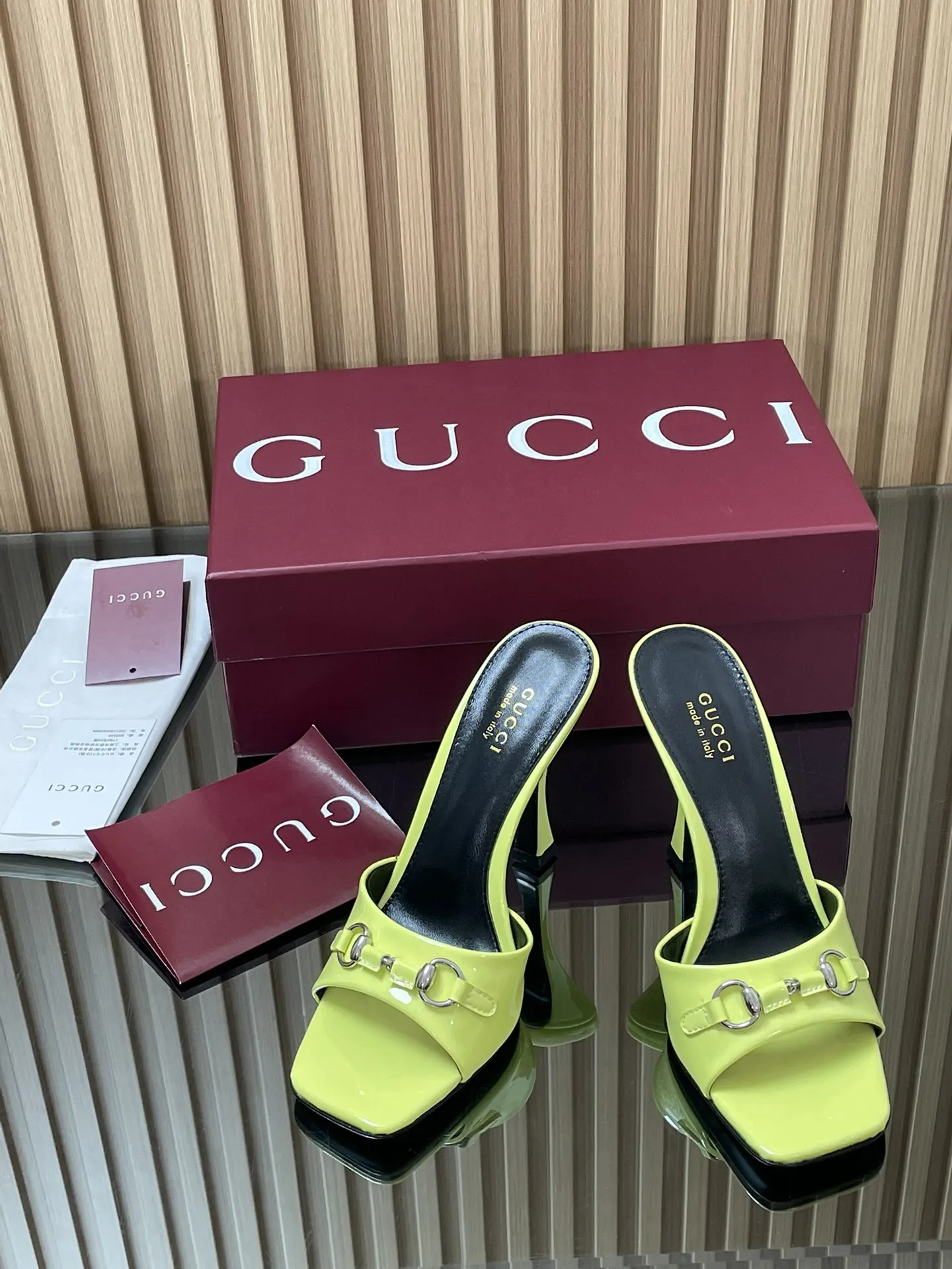 GUCCI 新作ネオンイエロースティレットヒールサンダル - 画像 (3)