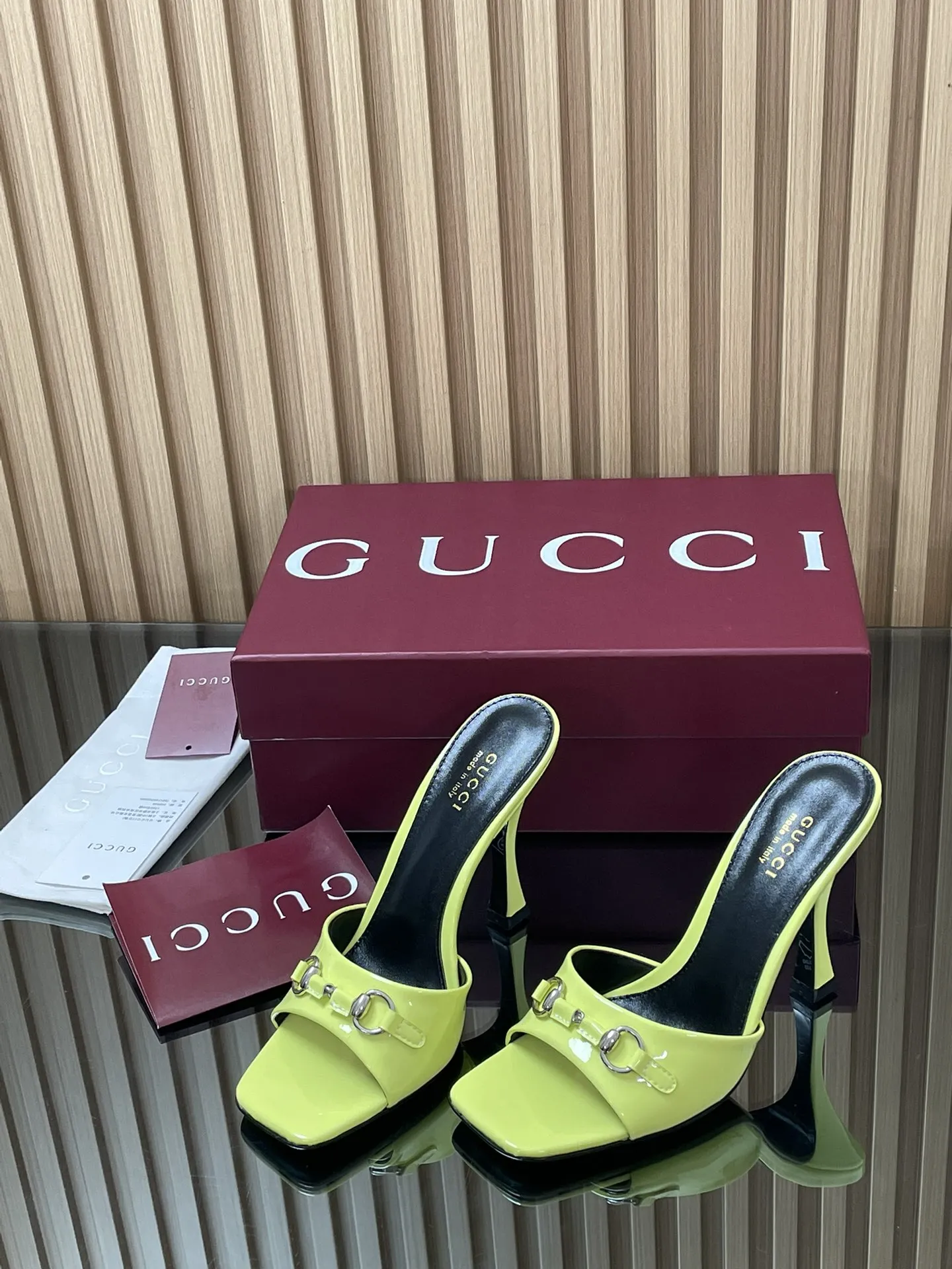 GUCCI 新作ネオンイエロースティレットヒールサンダル - 画像 (4)