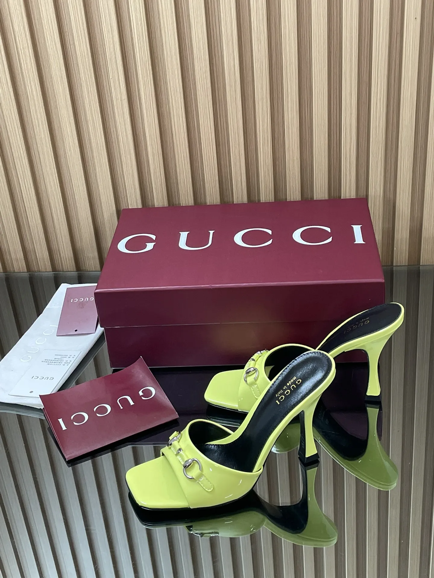 GUCCI 新作ネオンイエロースティレットヒールサンダル - 画像 (5)