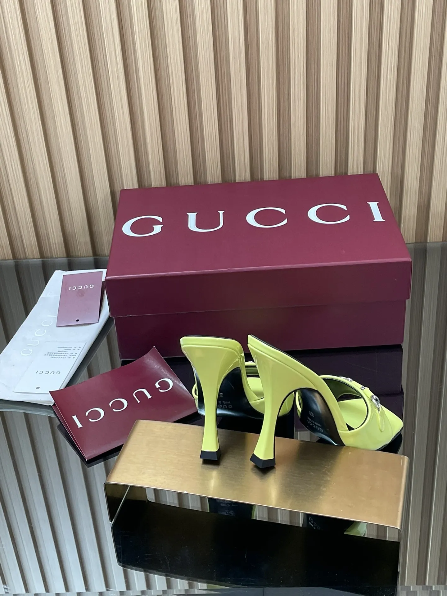 GUCCI 新作ネオンイエロースティレットヒールサンダル - 画像 (6)