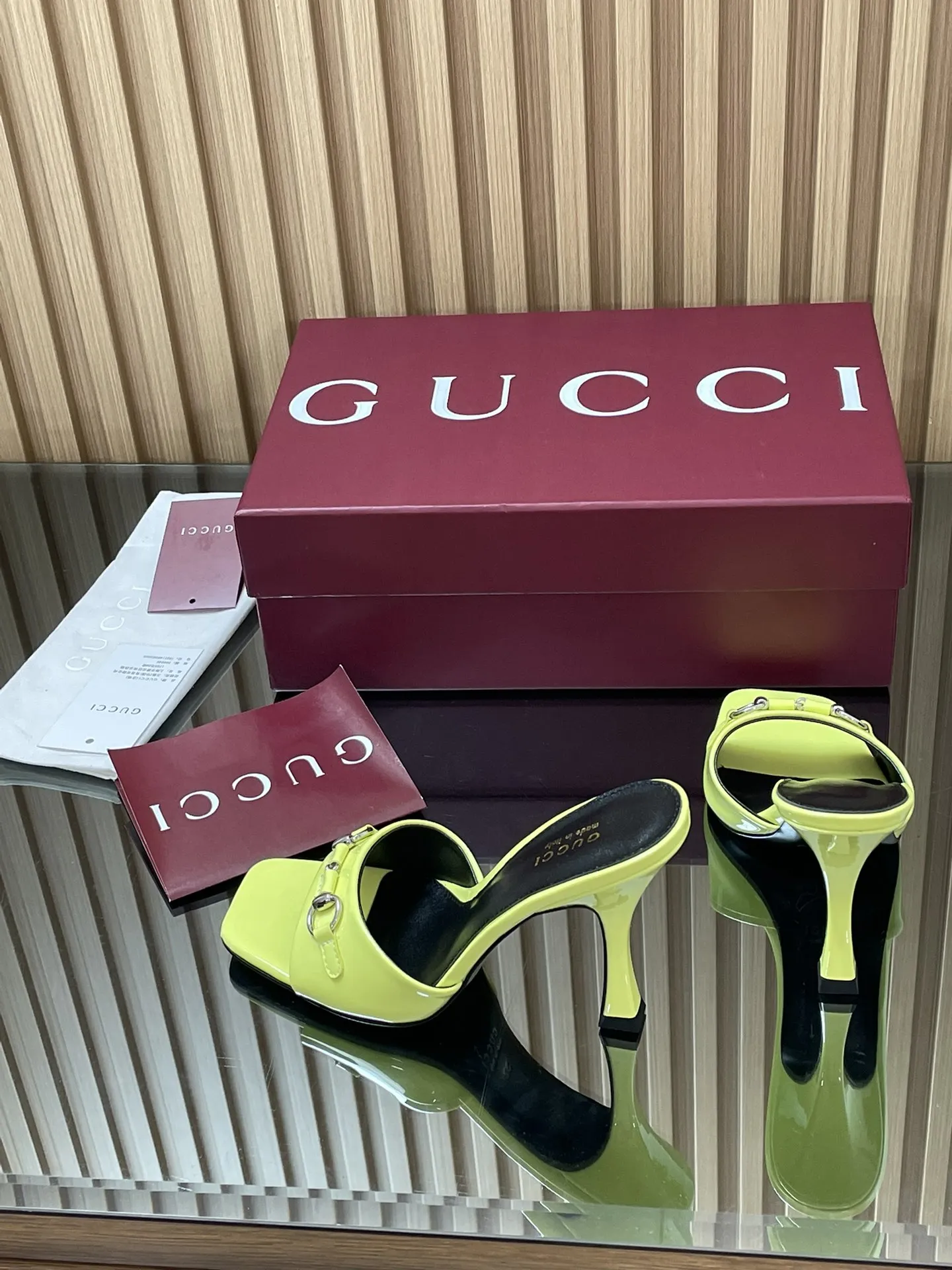 GUCCI 新作ネオンイエロースティレットヒールサンダル - 画像 (7)