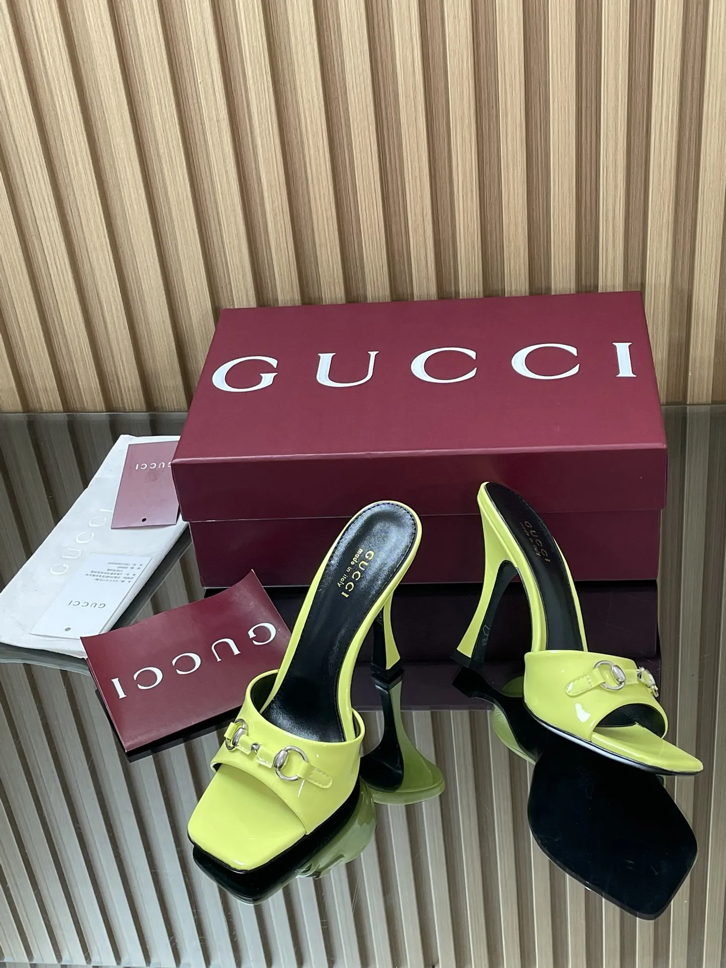 GUCCI 新作ネオンイエロースティレットヒールサンダル - 画像 (8)