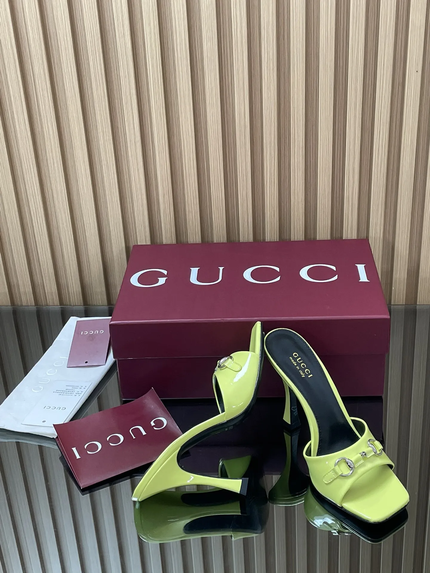 GUCCI 新作ネオンイエロースティレットヒールサンダル - 画像 (9)