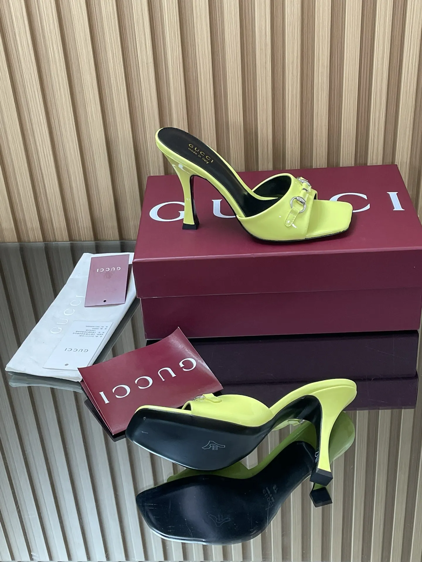 GUCCI 新作ネオンイエロースティレットヒールサンダル - 画像 (10)