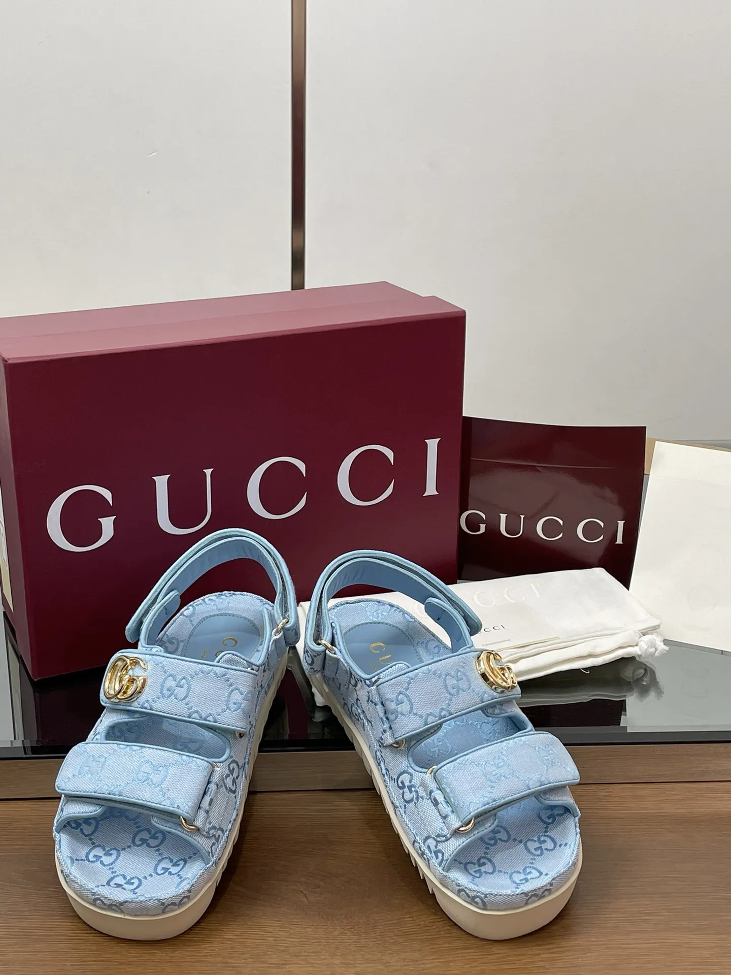 GUCCI 新作ブルーフラットサンダルGG柄 - 画像 (3)