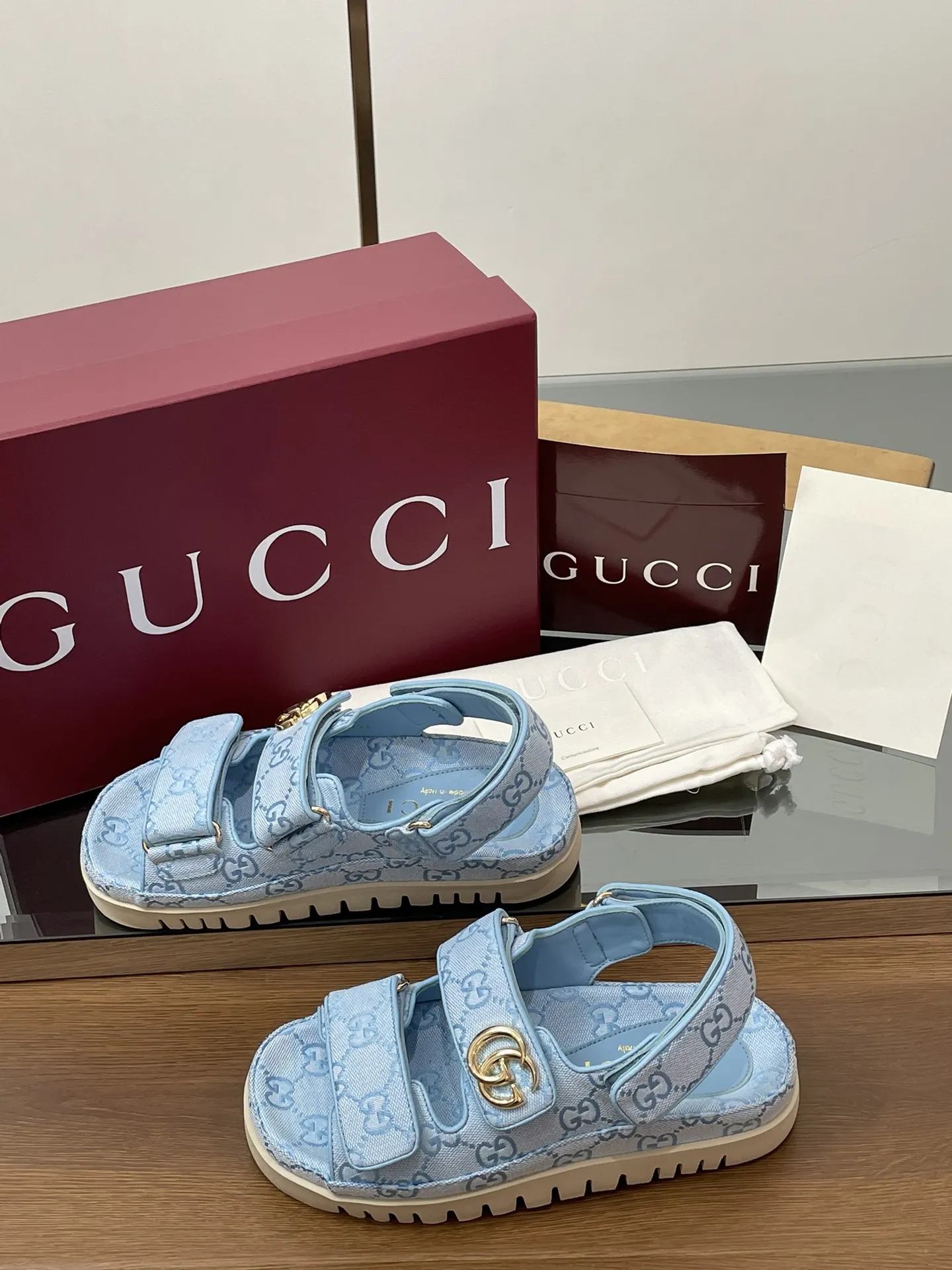 GUCCI 新作ブルーフラットサンダルGG柄 - 画像 (5)