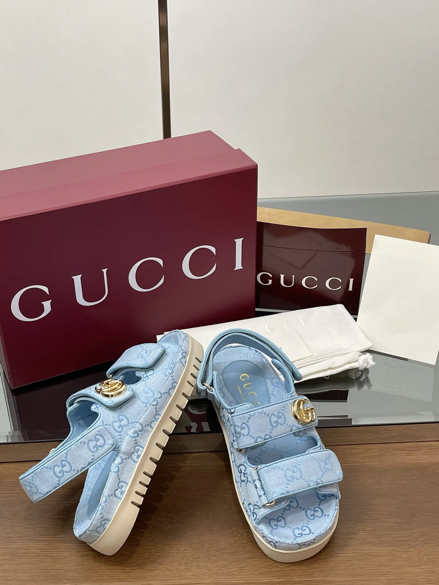 GUCCI 新作ブルーフラットサンダルGG柄 - 画像 (9)