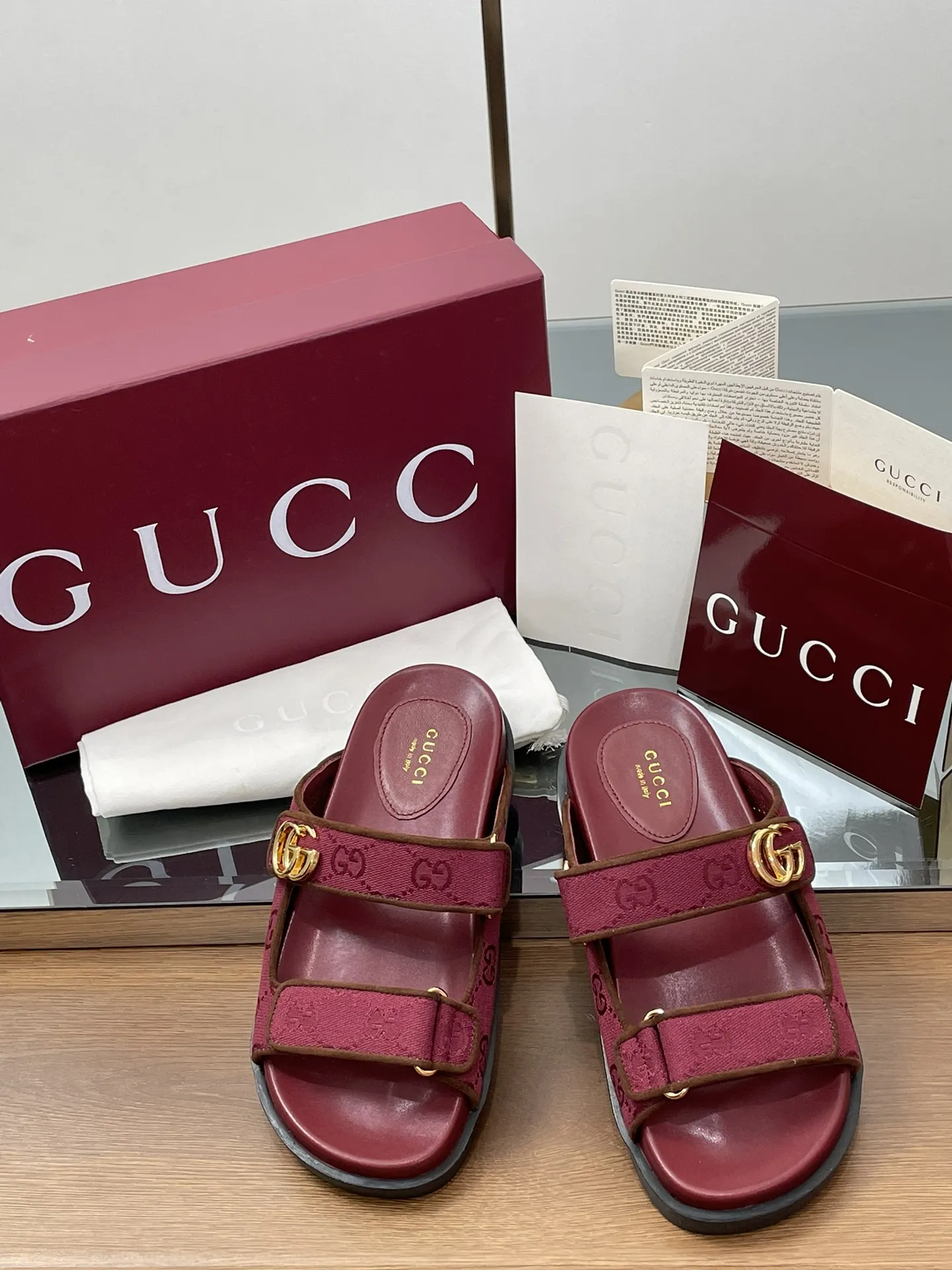 GUCCI新作赤色フラットサンダル - 画像 (3)