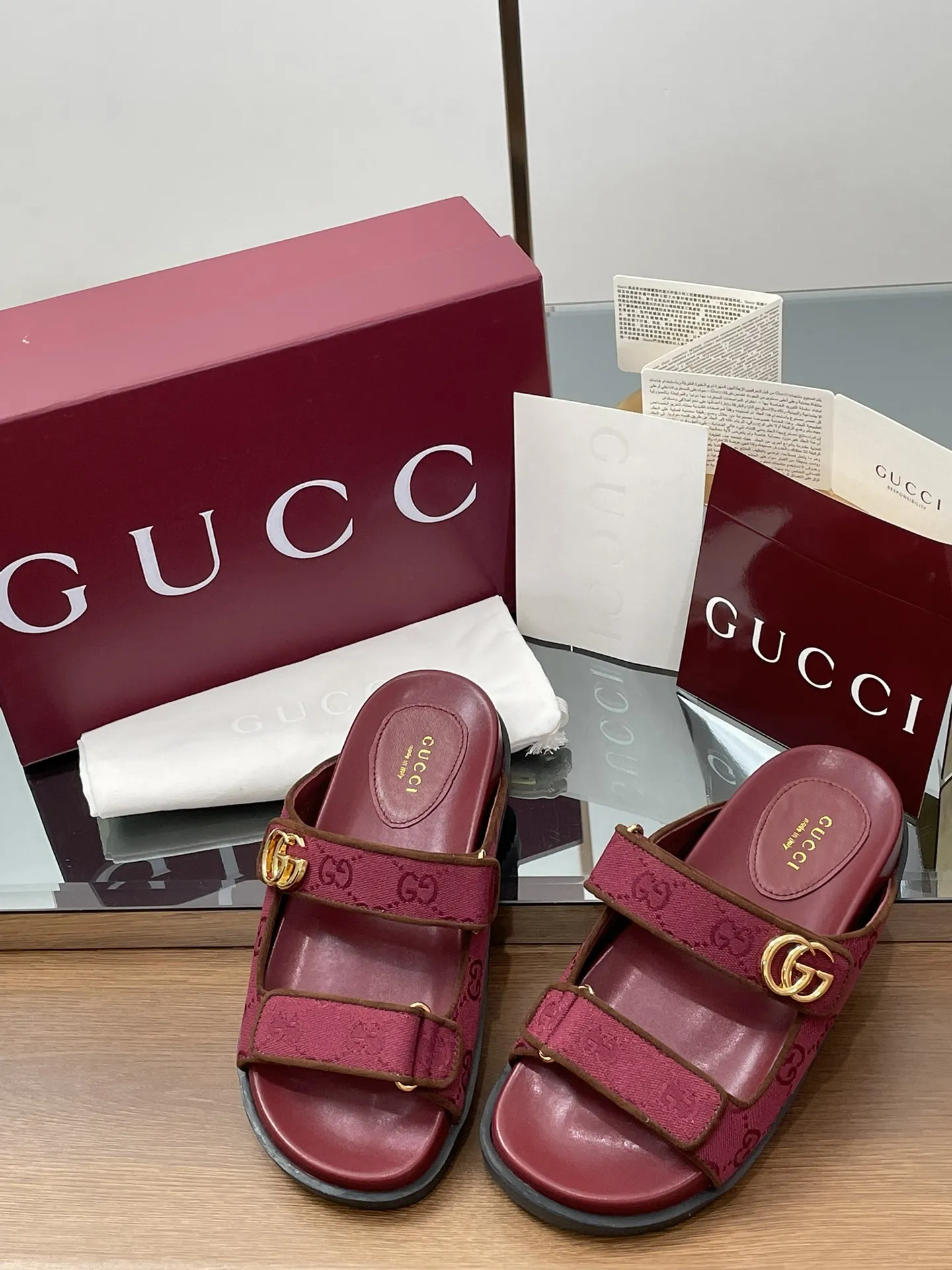 GUCCI新作赤色フラットサンダル - 画像 (4)