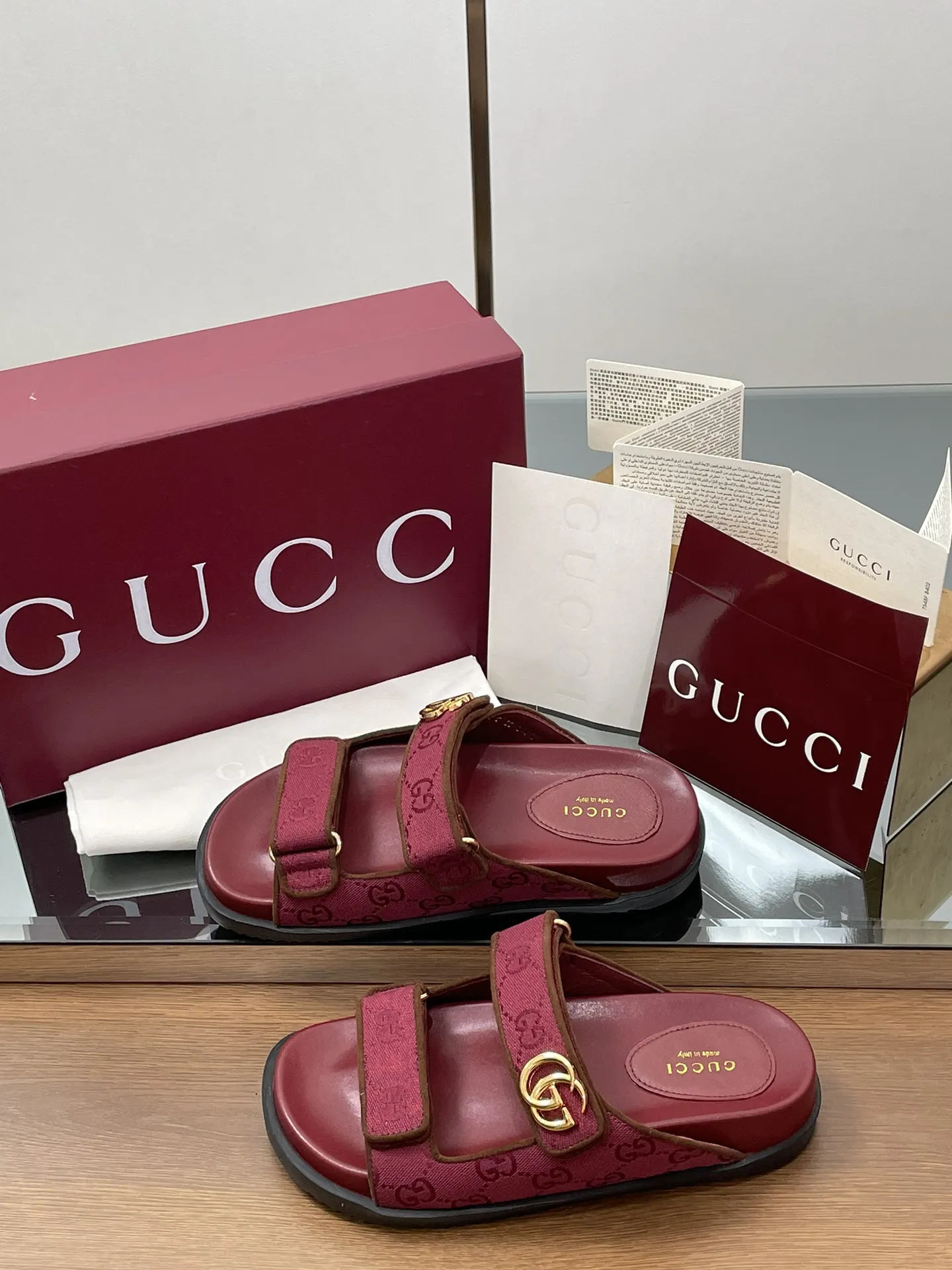 GUCCI新作赤色フラットサンダル - 画像 (5)