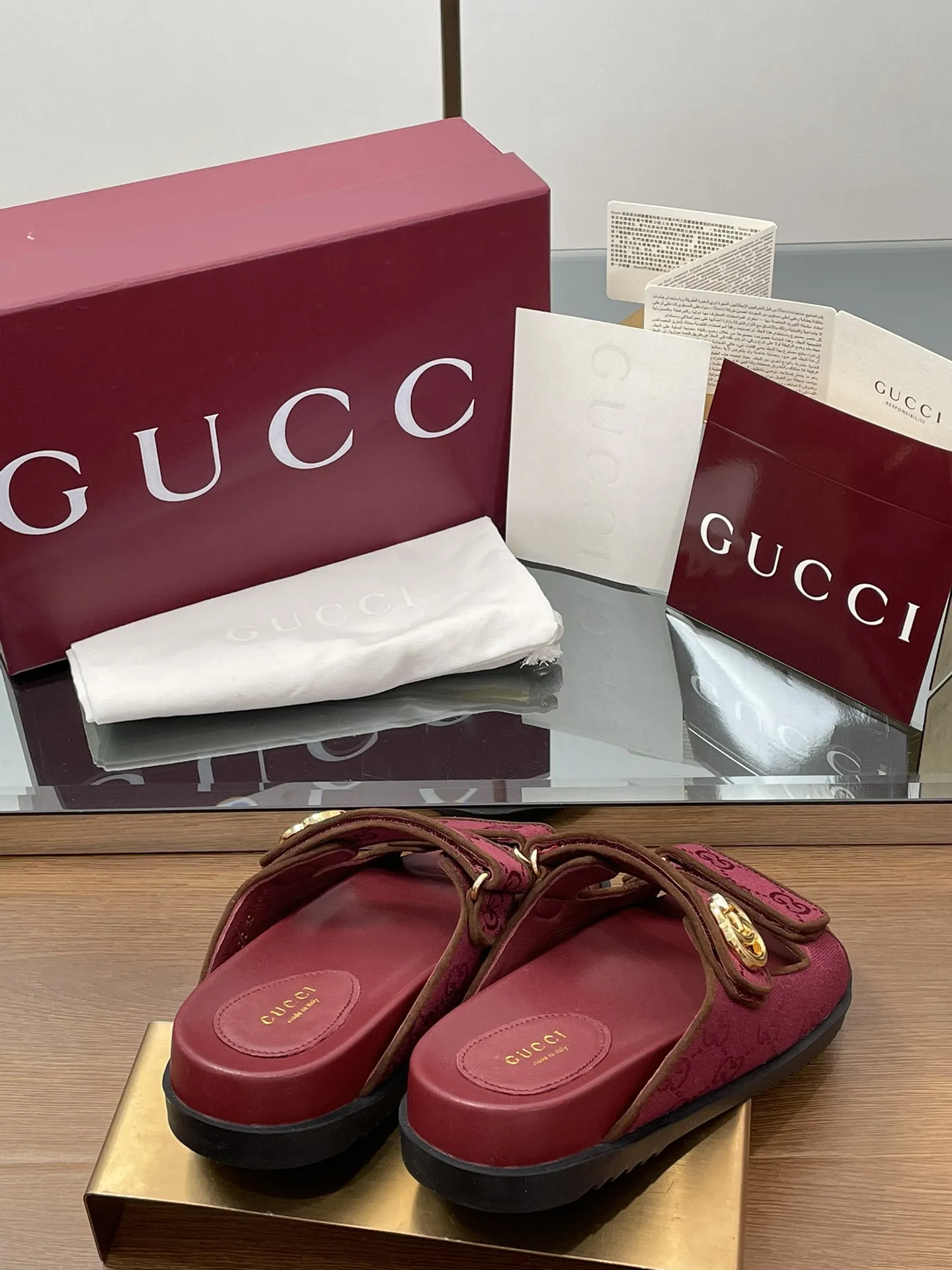 GUCCI新作赤色フラットサンダル - 画像 (6)