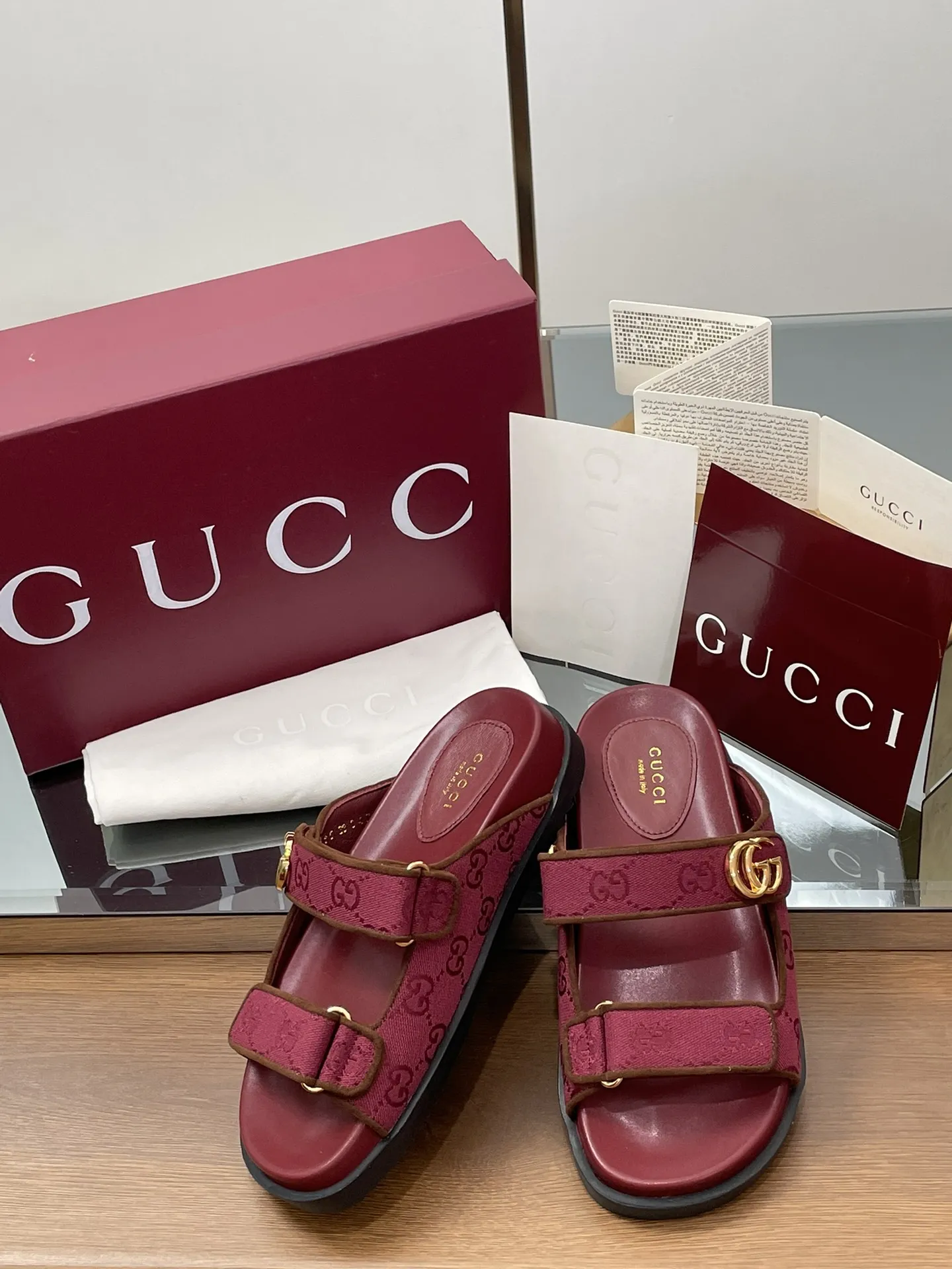 GUCCI新作赤色フラットサンダル - 画像 (8)