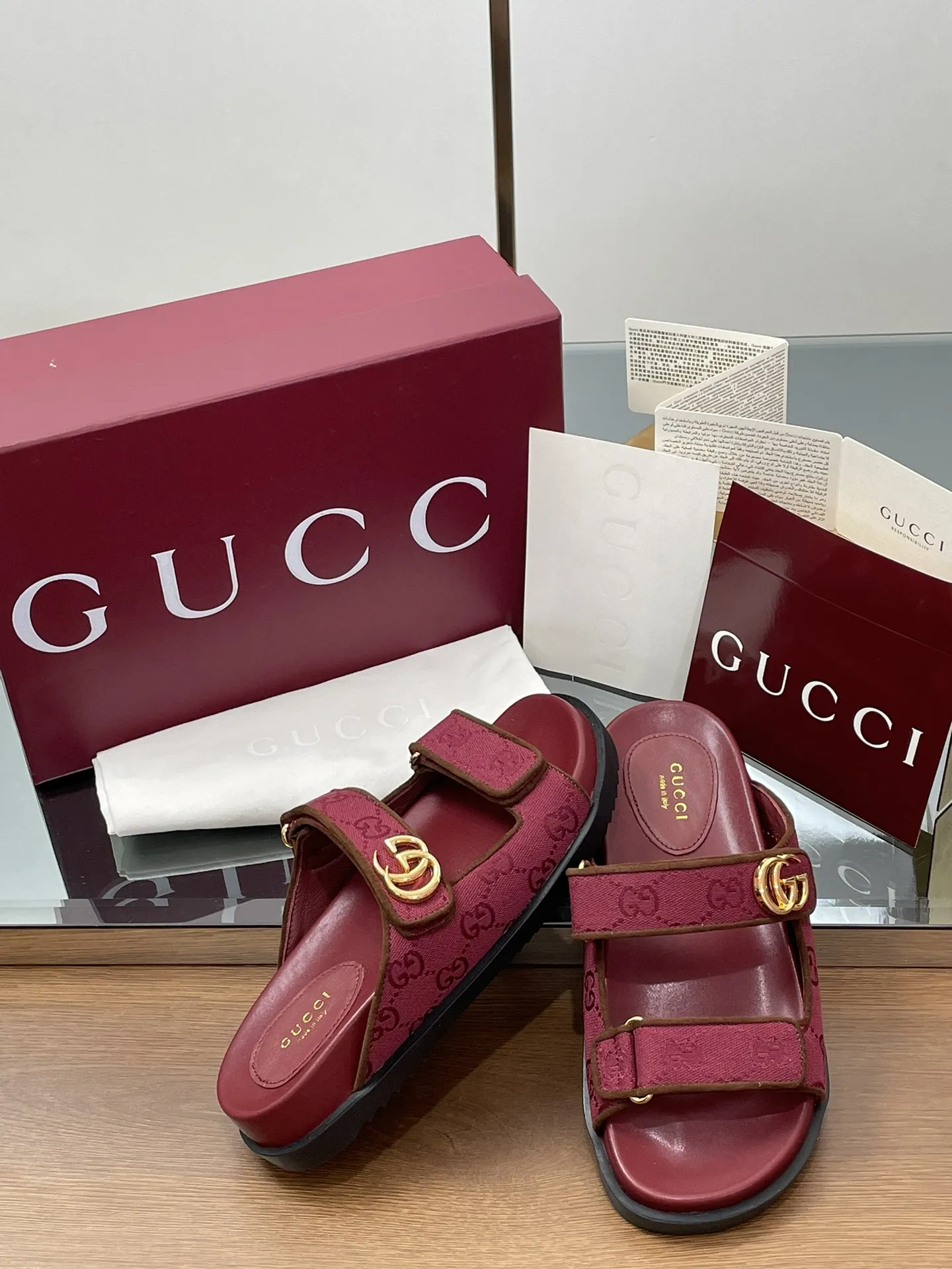 GUCCI新作赤色フラットサンダル - 画像 (9)