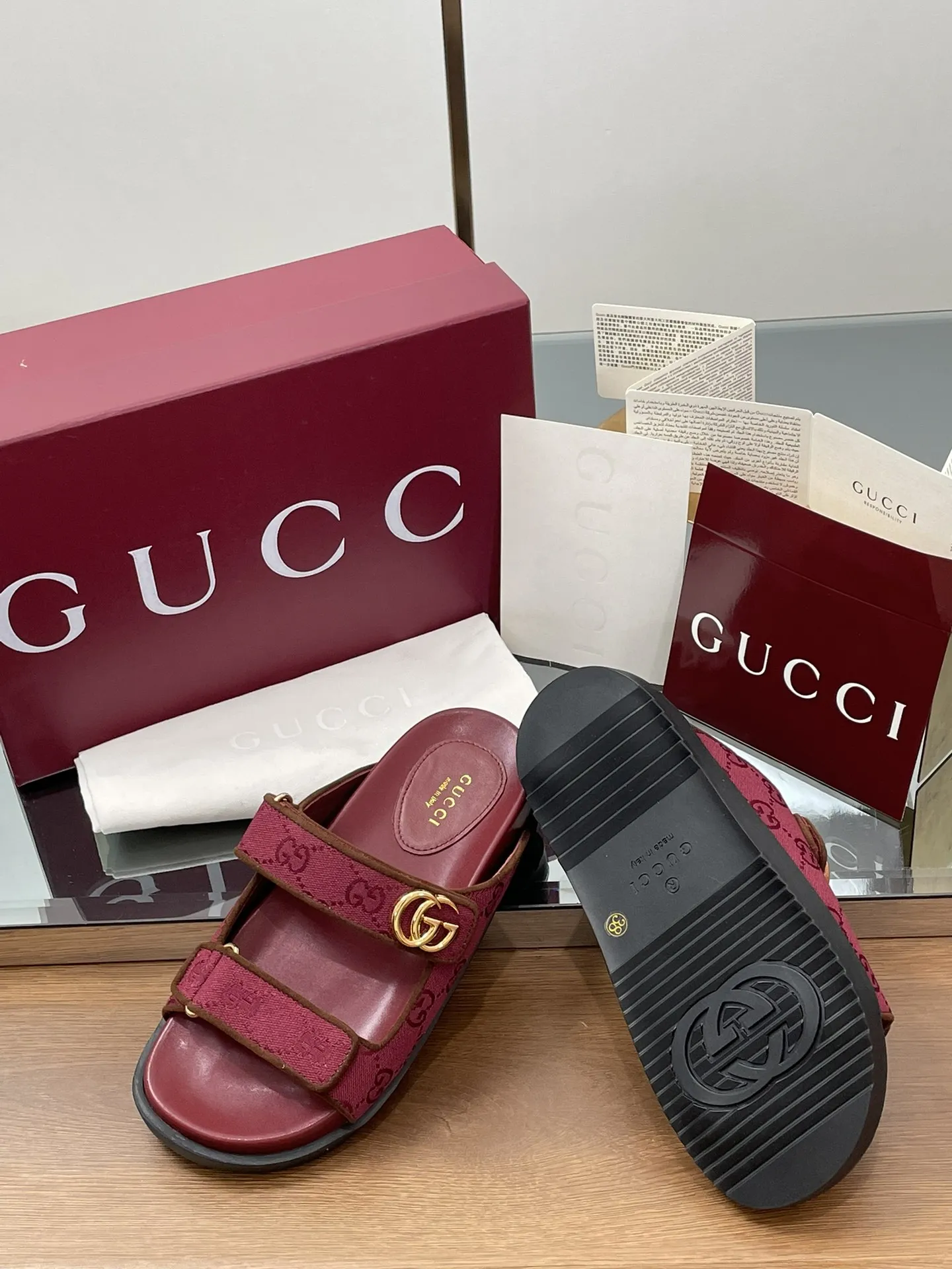 GUCCI新作赤色フラットサンダル - 画像 (10)