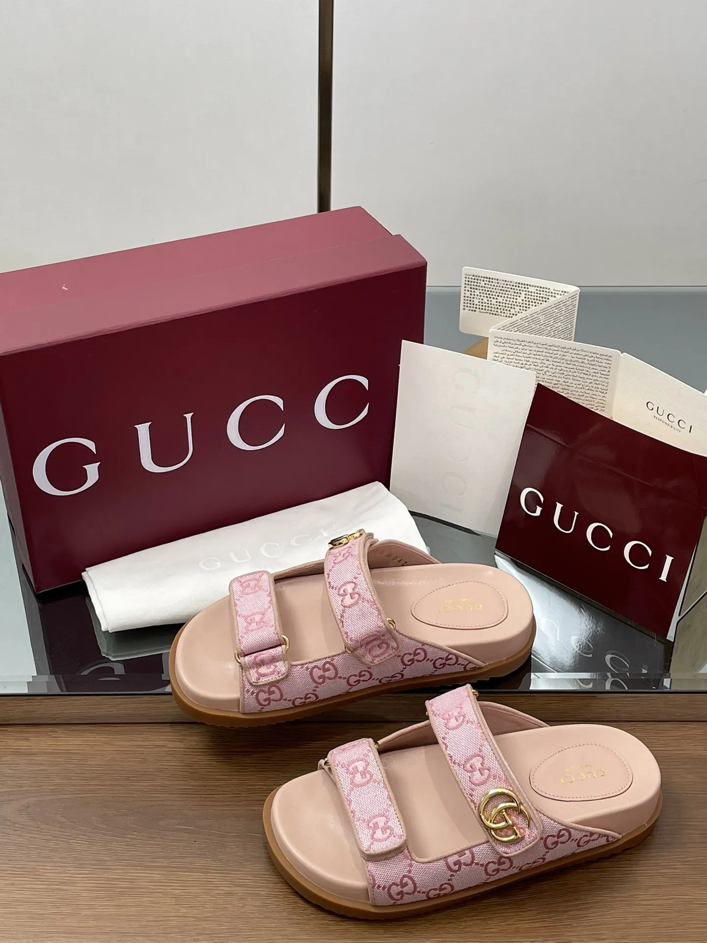 GUCCIピンクフラットサンダル新作2025夏 - 画像 (5)