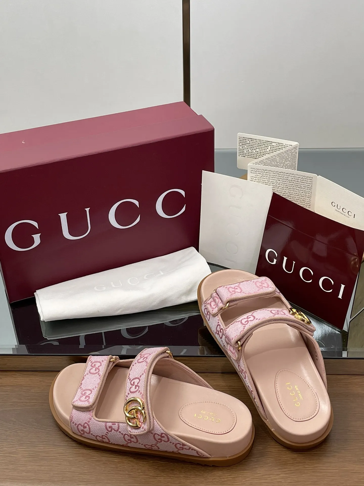 GUCCIピンクフラットサンダル新作2025夏 - 画像 (7)