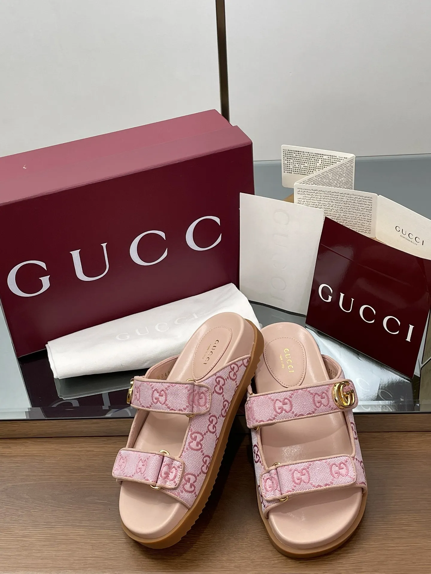 GUCCIピンクフラットサンダル新作2025夏 - 画像 (8)