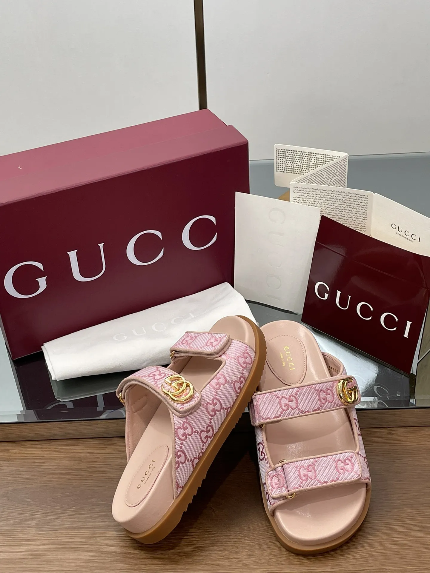 GUCCIピンクフラットサンダル新作2025夏 - 画像 (9)