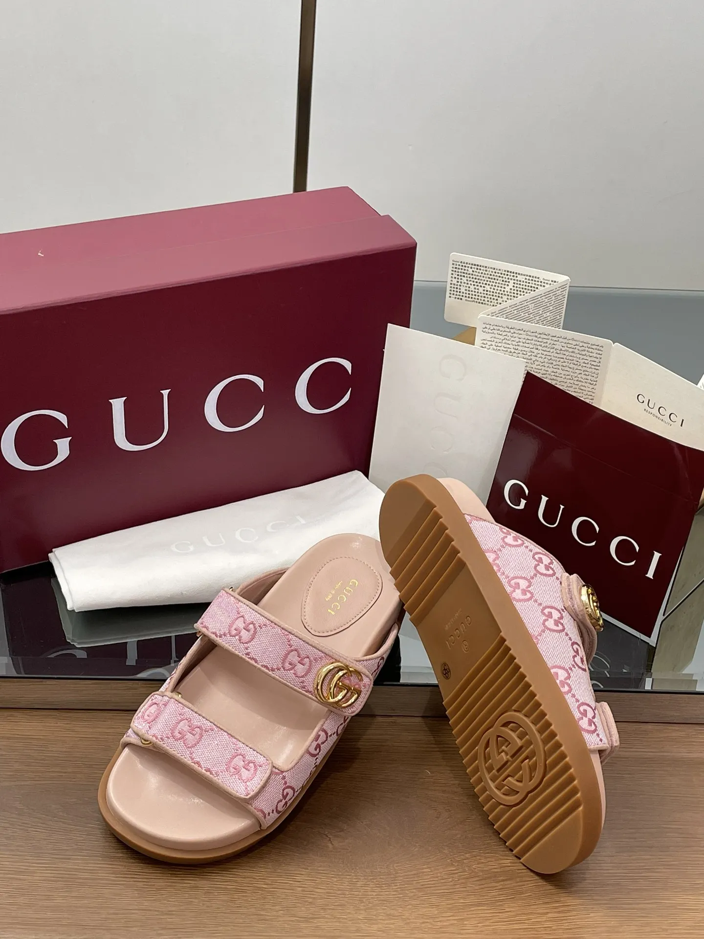 GUCCIピンクフラットサンダル新作2025夏 - 画像 (10)