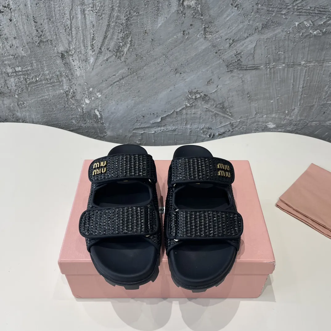 MiuMiu 24新作ラフィア編みサンダル黒レトロ