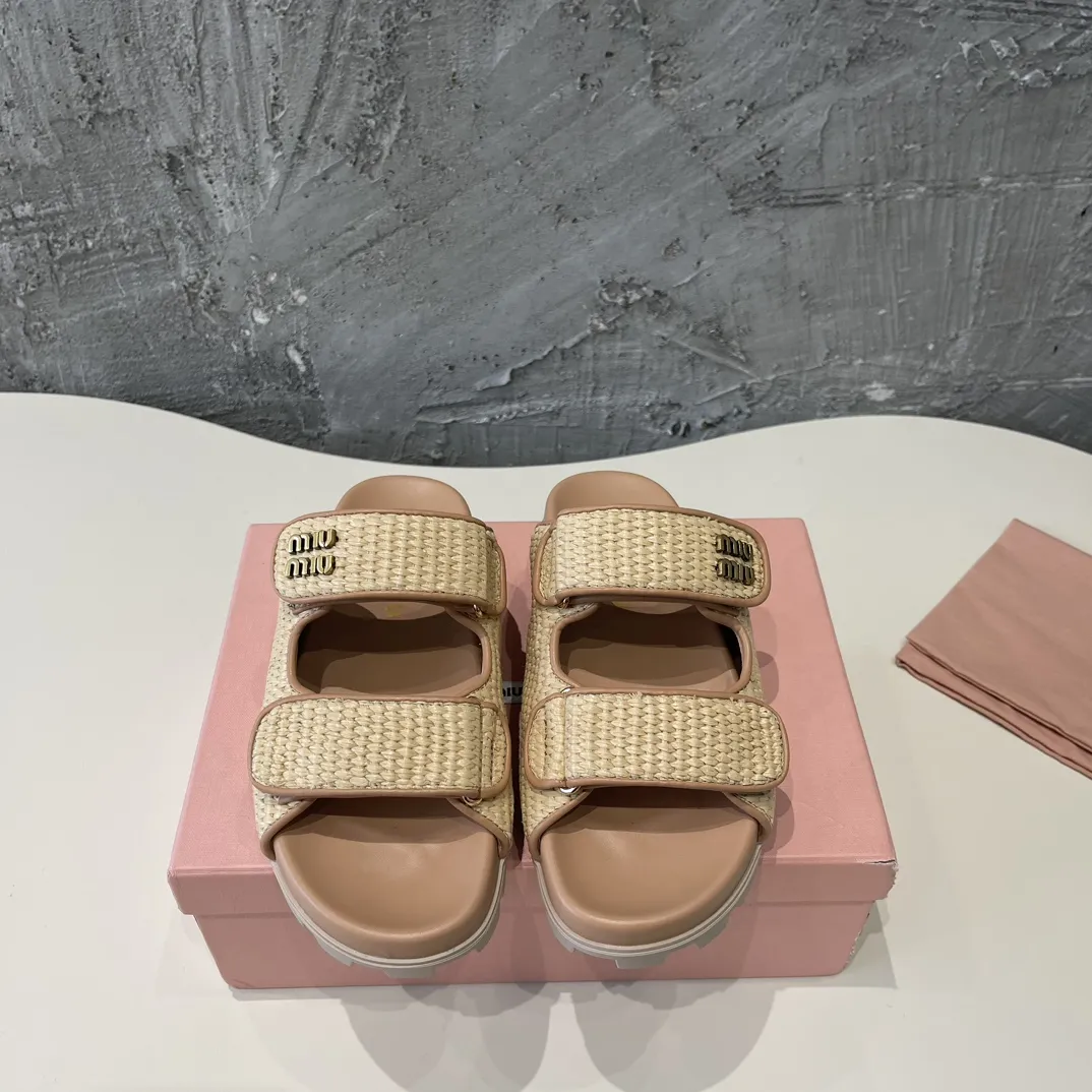 MiuMiu 24新作ラフィアわら編みサンダルベージュフラット