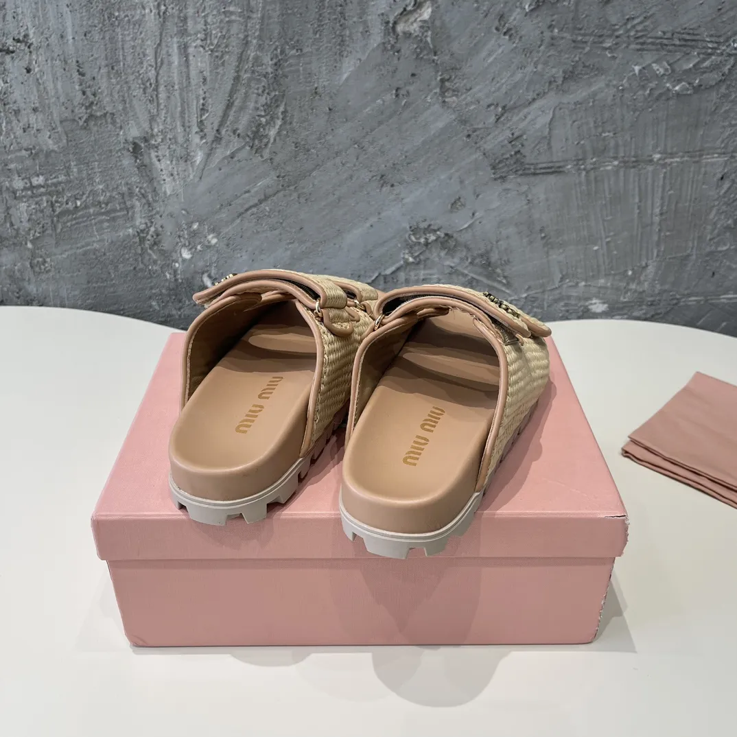 MiuMiu 24新作ラフィアわら編みサンダルベージュフラット - 画像 (4)