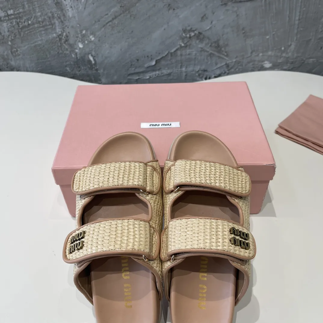 MiuMiu 24新作ラフィアわら編みサンダルベージュフラット - 画像 (5)