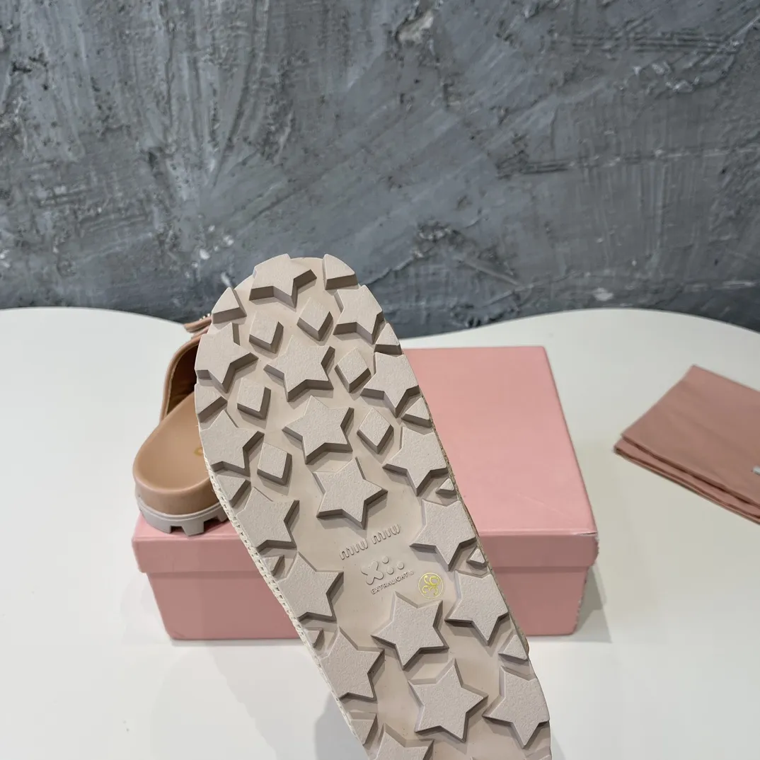 MiuMiu 24新作ラフィアわら編みサンダルベージュフラット - 画像 (10)