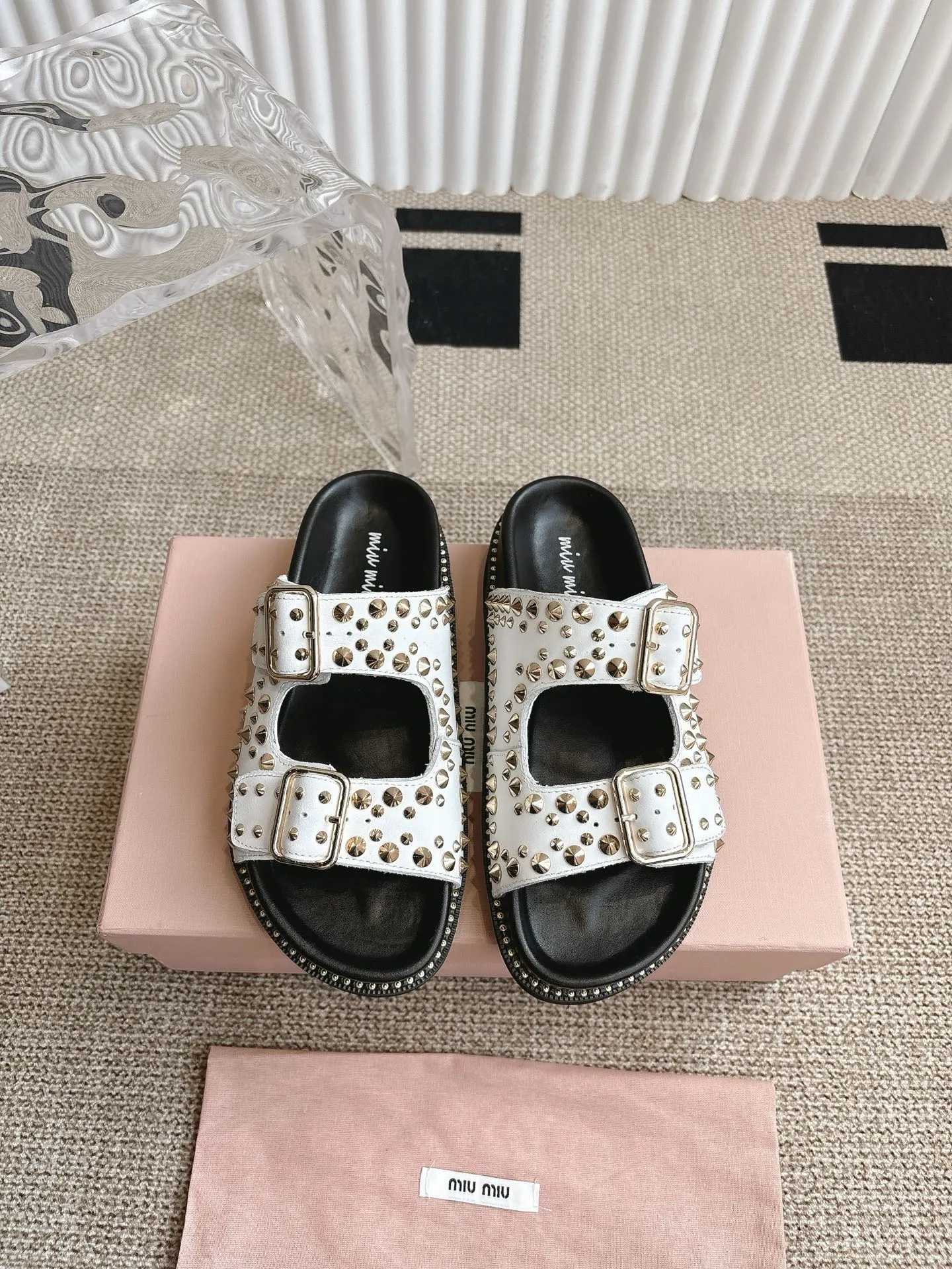 MiuMiu 厚いリベットフラットサンダル新作白