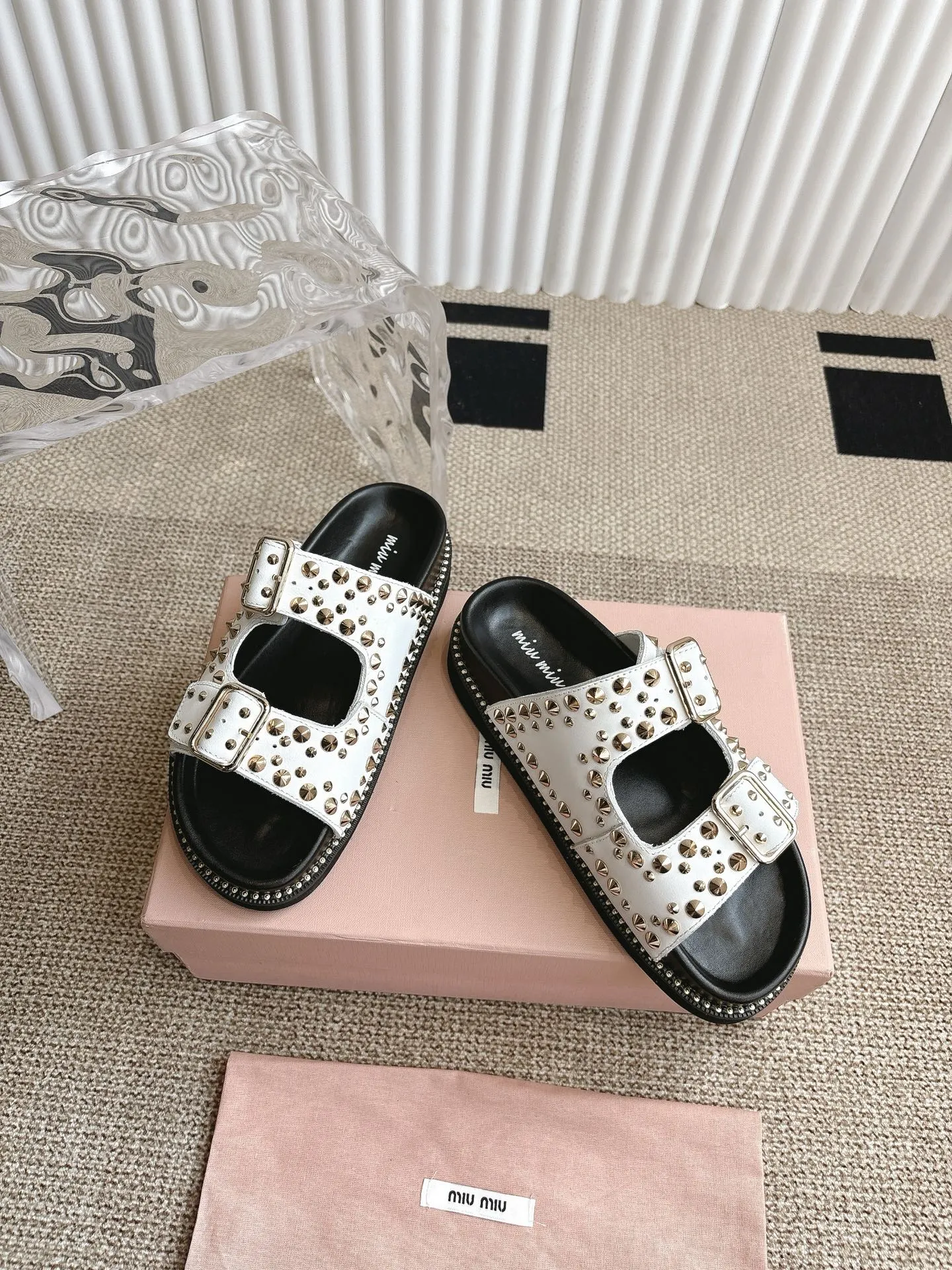 MiuMiu 厚いリベットフラットサンダル新作白 - 画像 (3)