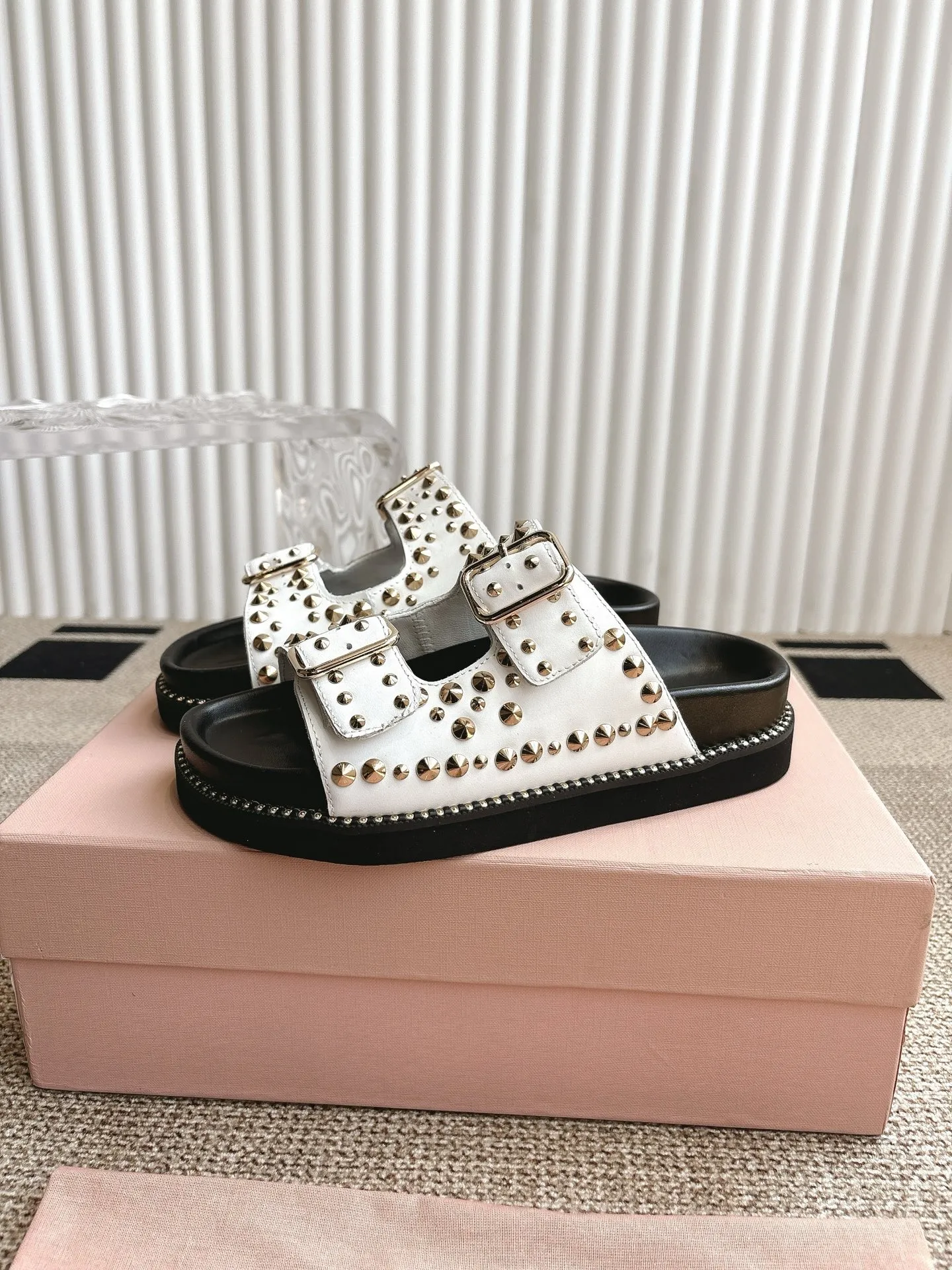 MiuMiu 厚いリベットフラットサンダル新作白 - 画像 (4)