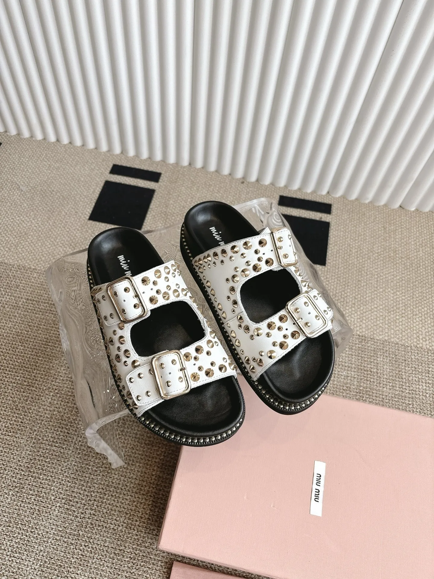 MiuMiu 厚いリベットフラットサンダル新作白 - 画像 (5)