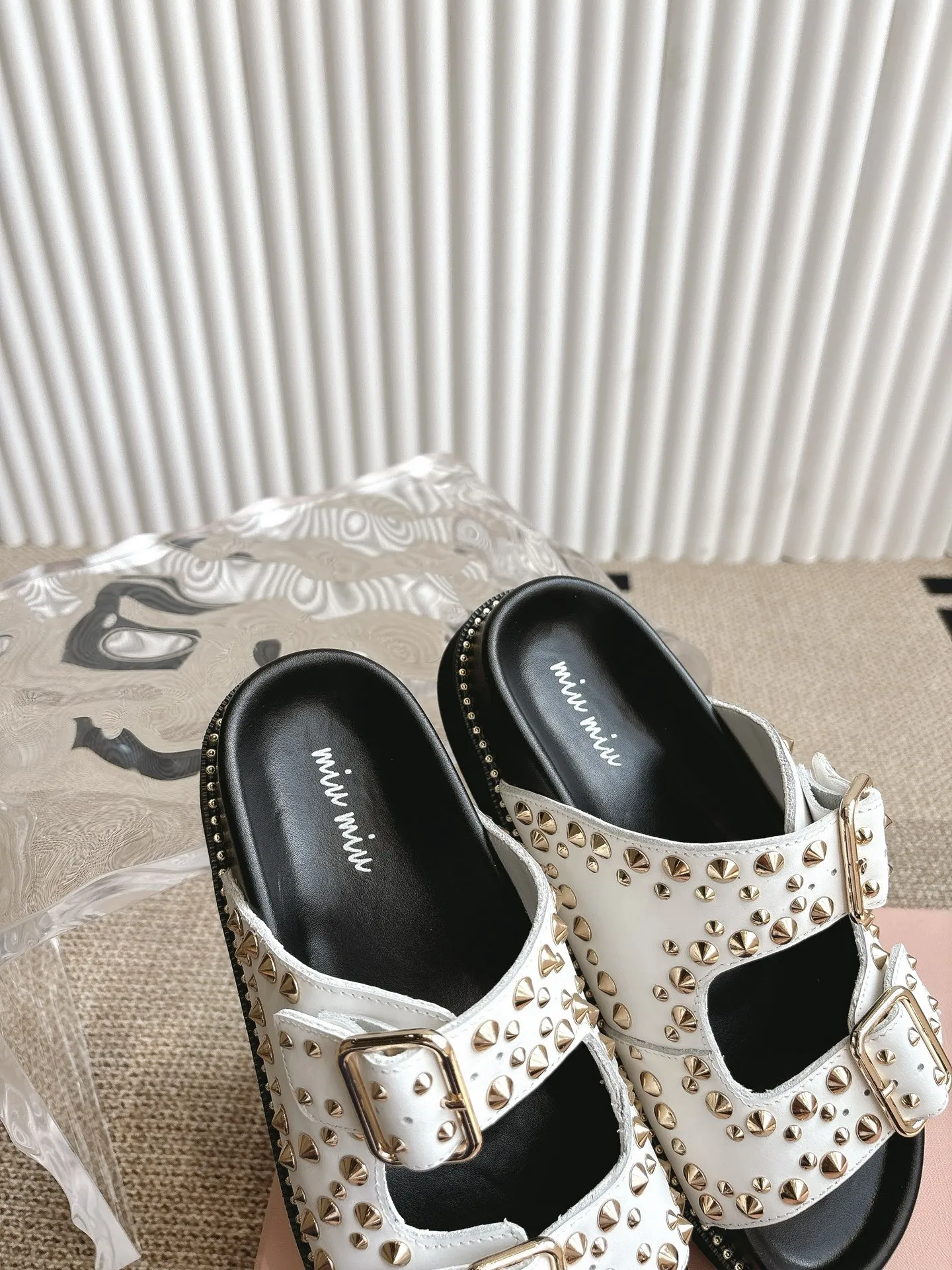 MiuMiu 厚いリベットフラットサンダル新作白 - 画像 (6)