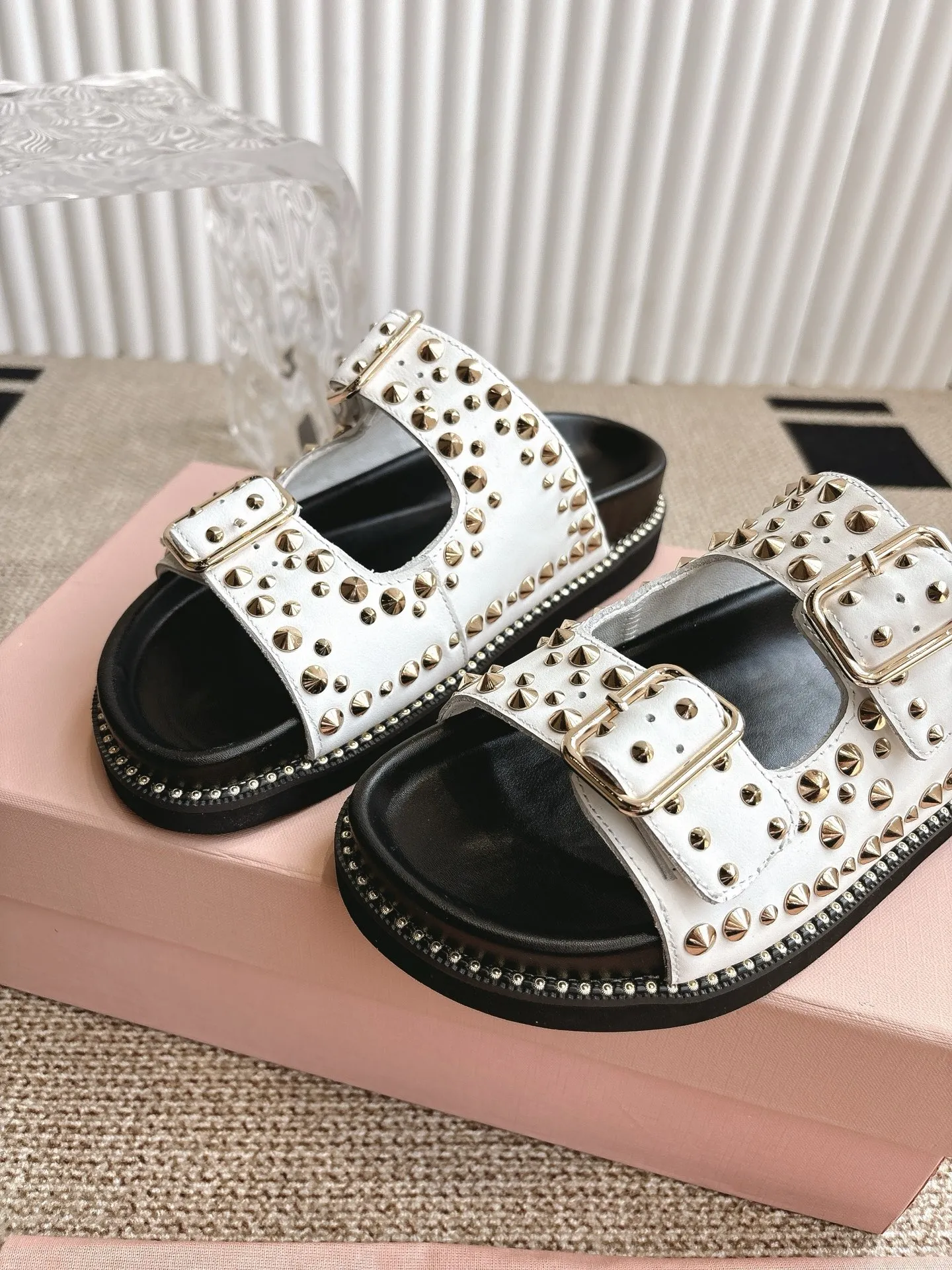 MiuMiu 厚いリベットフラットサンダル新作白 - 画像 (7)