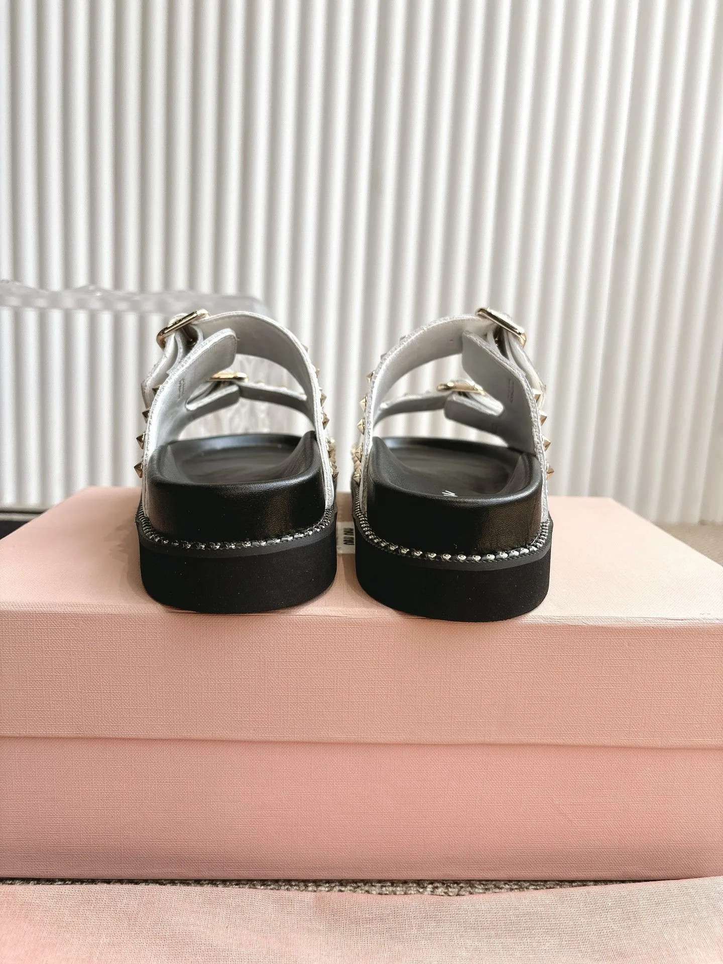MiuMiu 厚いリベットフラットサンダル新作白 - 画像 (8)