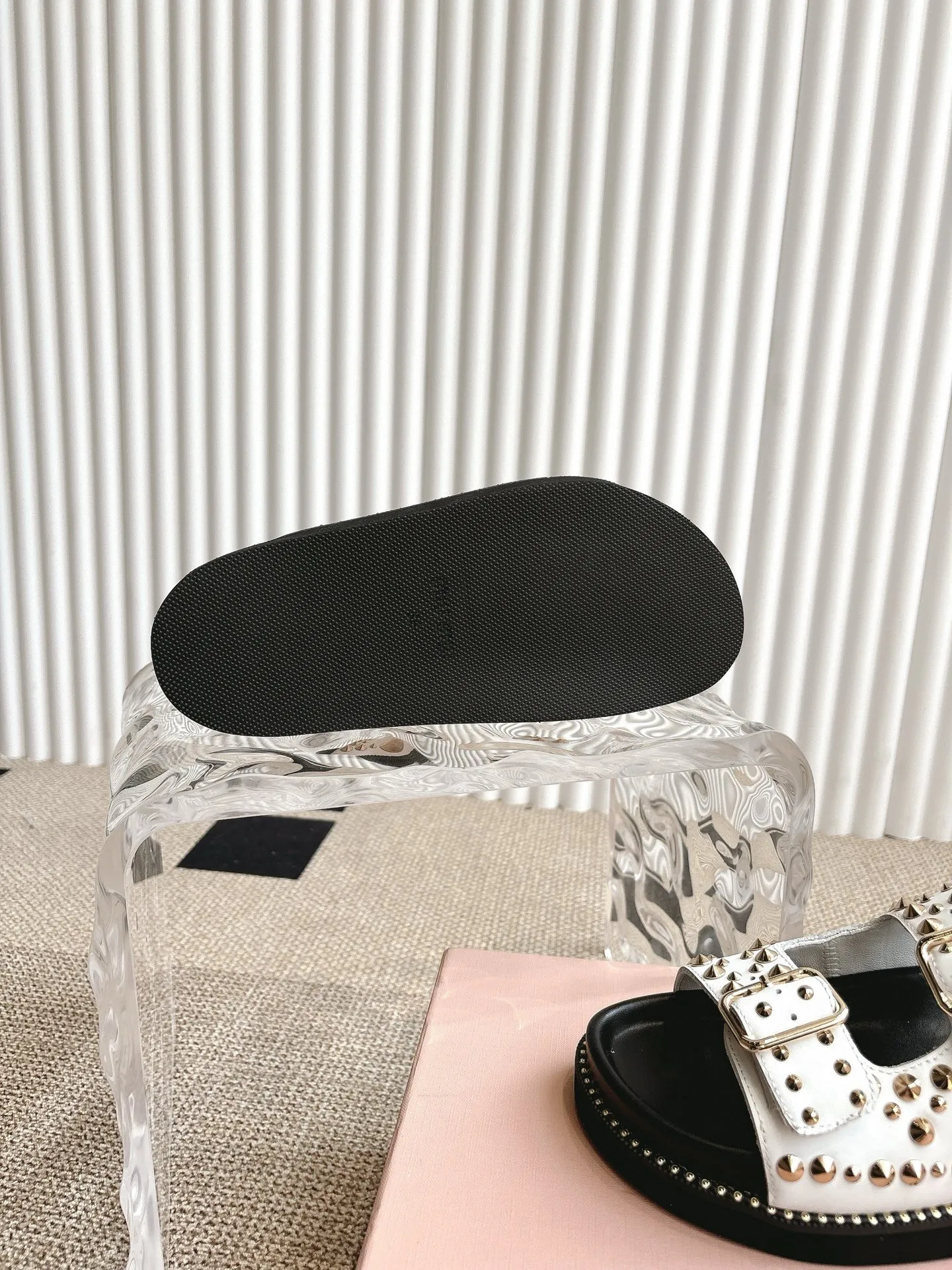 MiuMiu 厚いリベットフラットサンダル新作白 - 画像 (9)