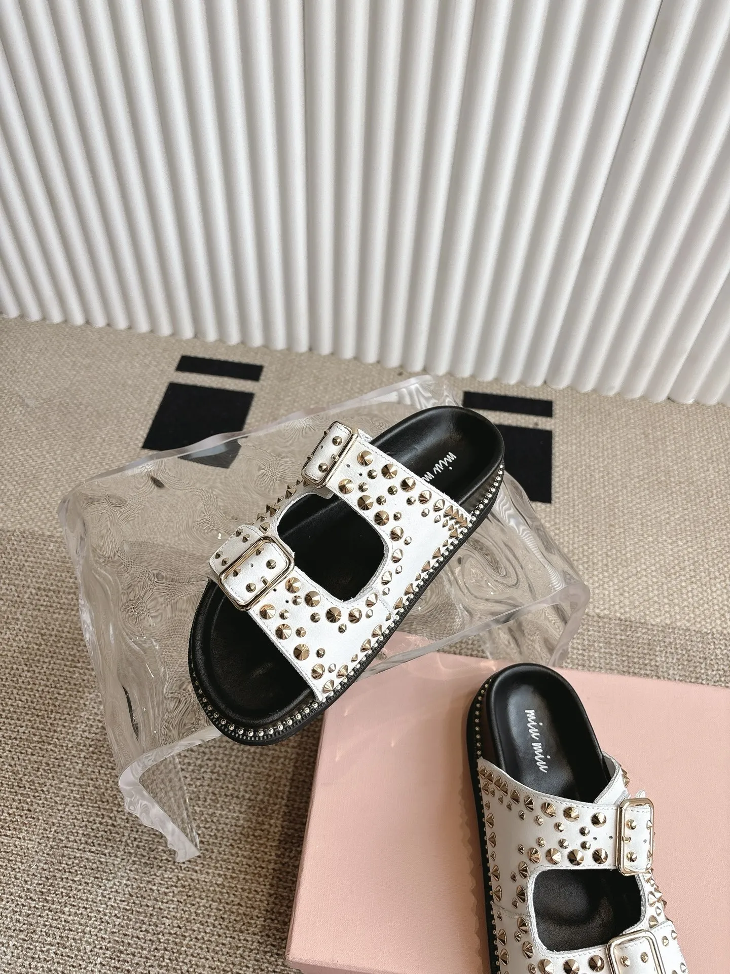 MiuMiu 厚いリベットフラットサンダル新作白 - 画像 (10)