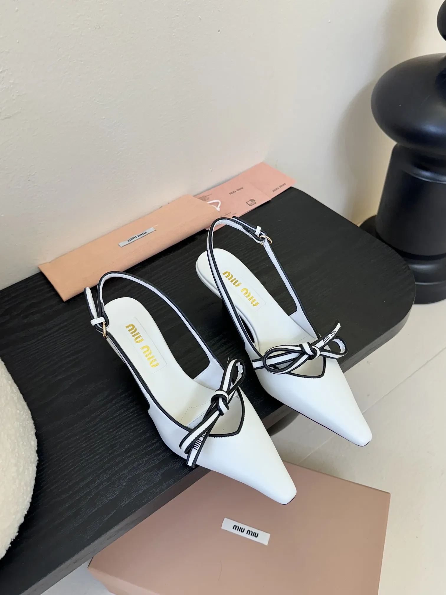 Miu Miu 新作レトロハイヒールサンダル ホワイト